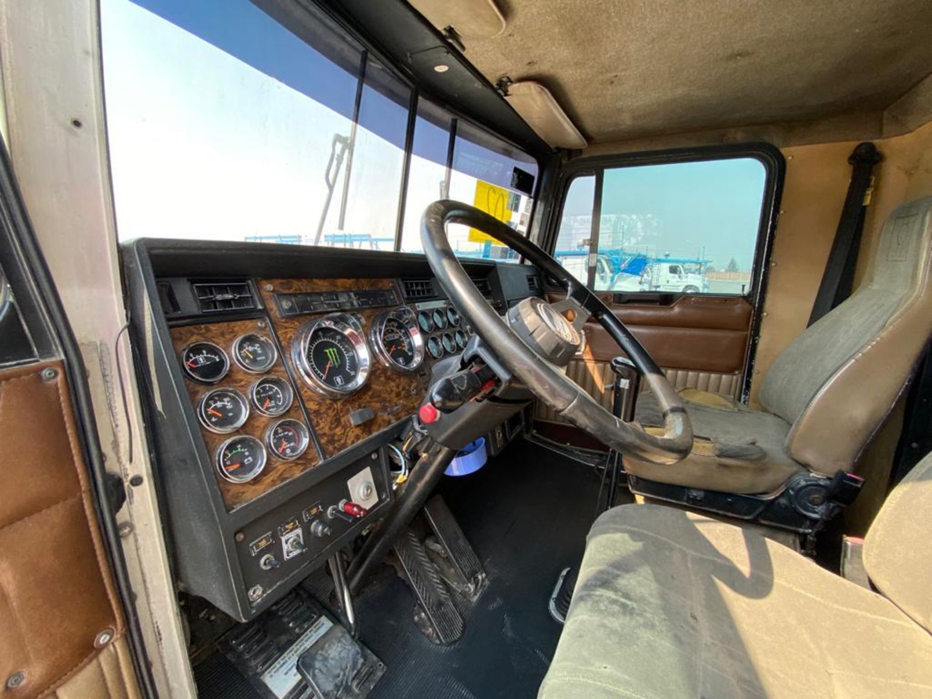 1999 Kenworth Sleeper truck tractor, standard transmission of 18 speeds - Image 49 of 75