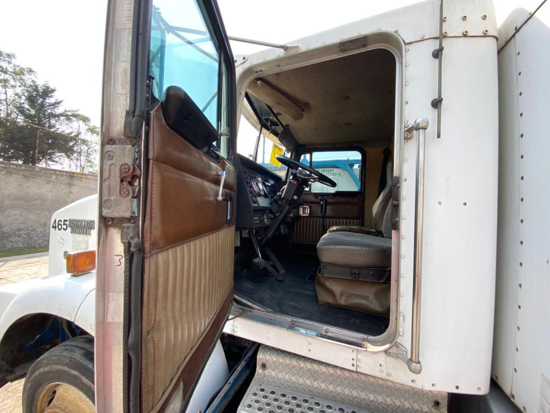 1999 Kenworth Sleeper truck tractor, standard transmission of 18 speeds - Image 51 of 72