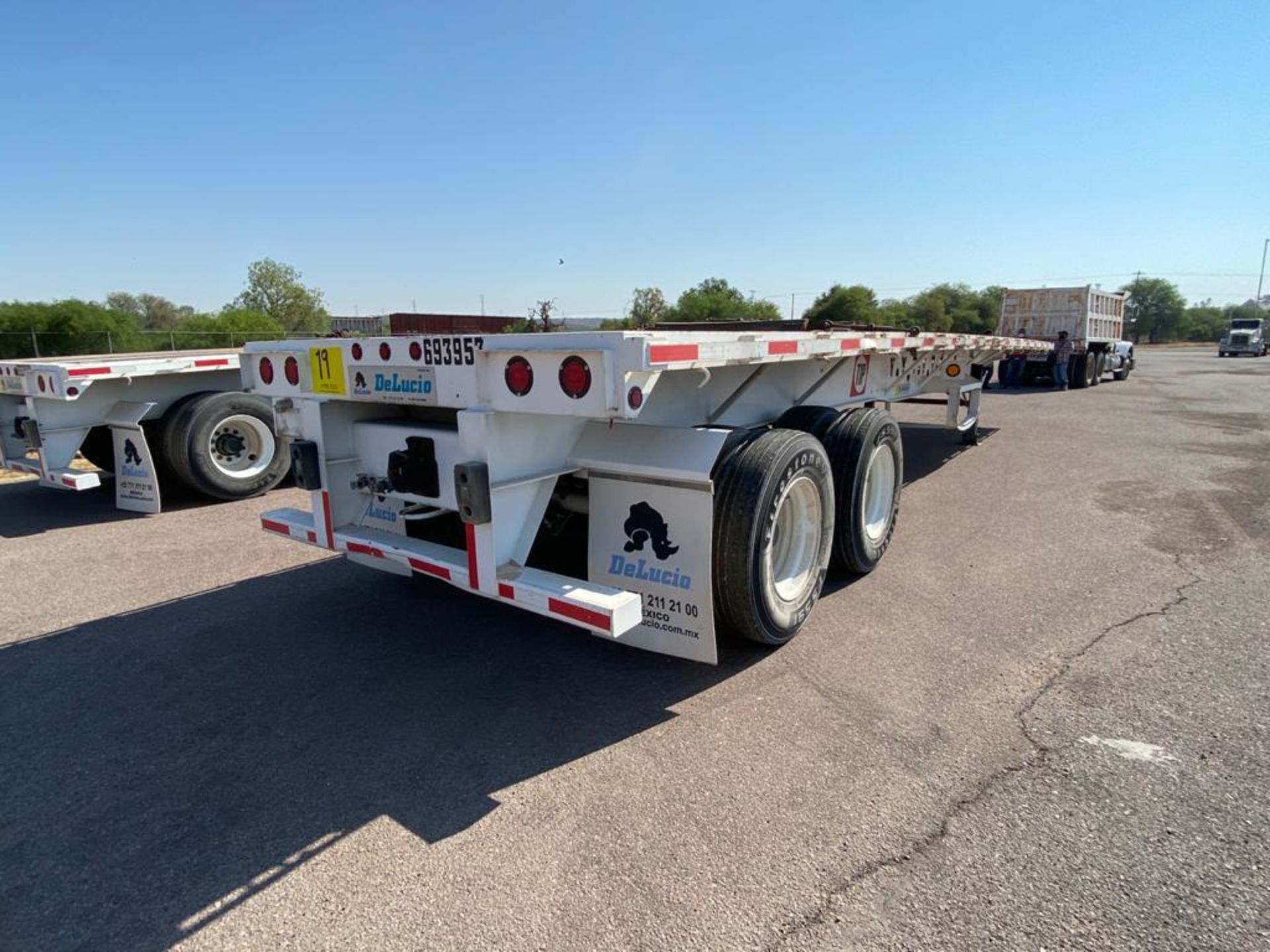 Delucio of 2 axles Flatbed Trailer, 8 wheels, Air suspension - Image 13 of 34