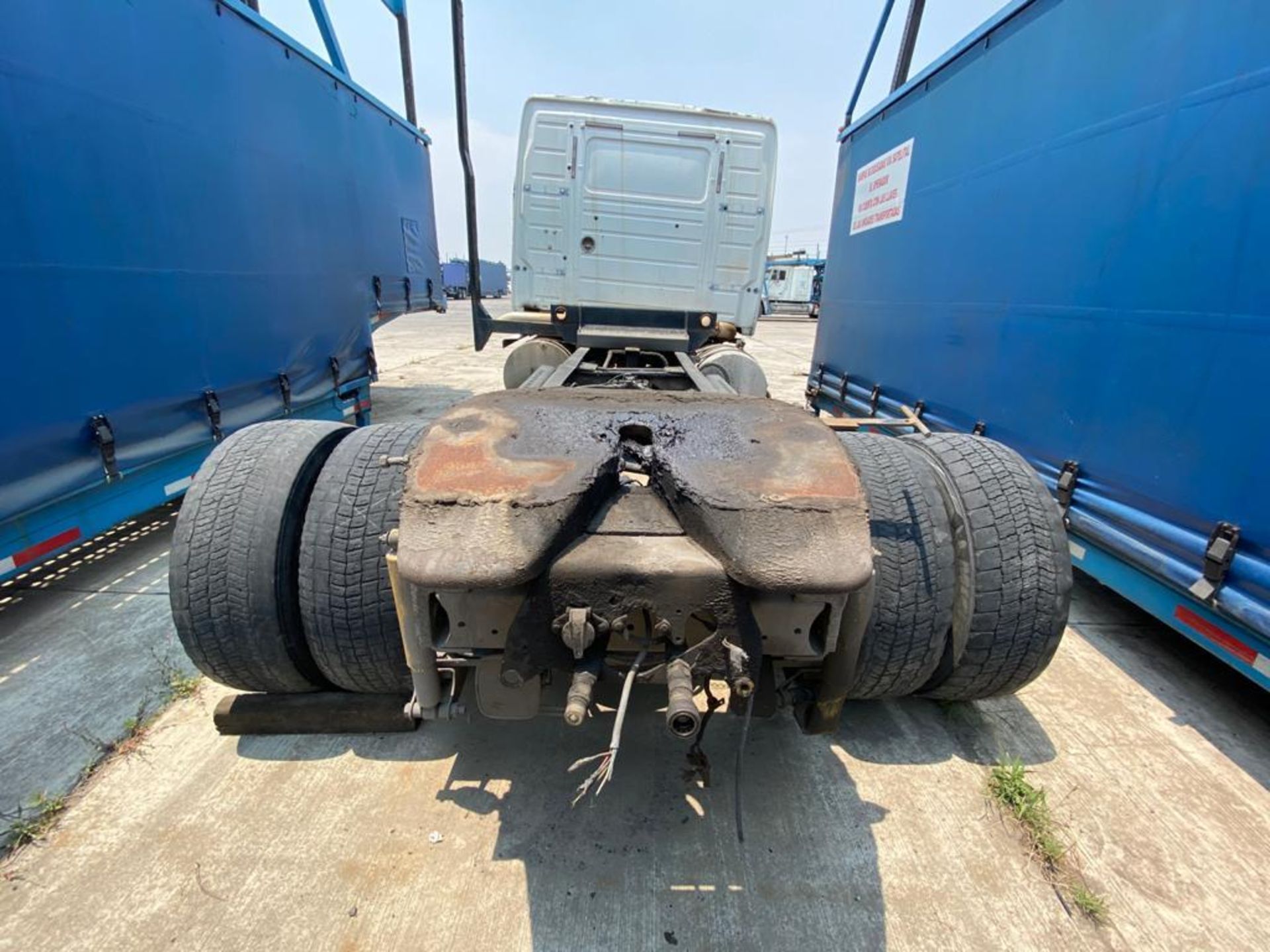 2001 Volvo Sleeper Truck Tractor, estándar transmissión of 18 speeds, with Volvo motor - Image 22 of 60