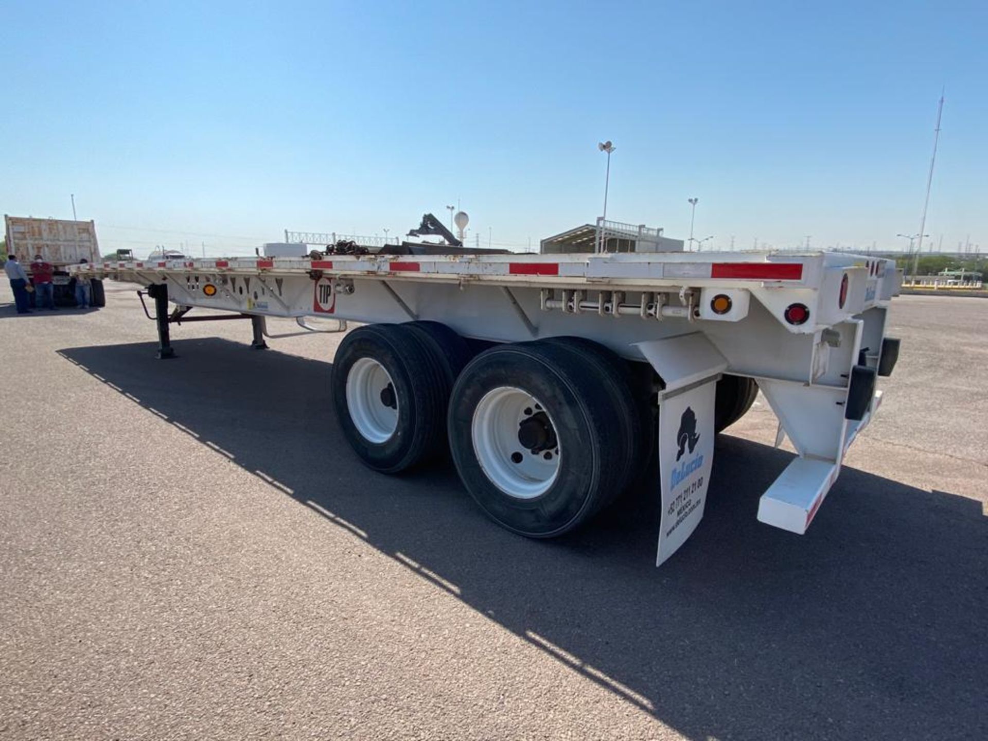 Delucio of 2 axles Flatbed Trailer, 8 wheels, Air suspension - Image 18 of 34