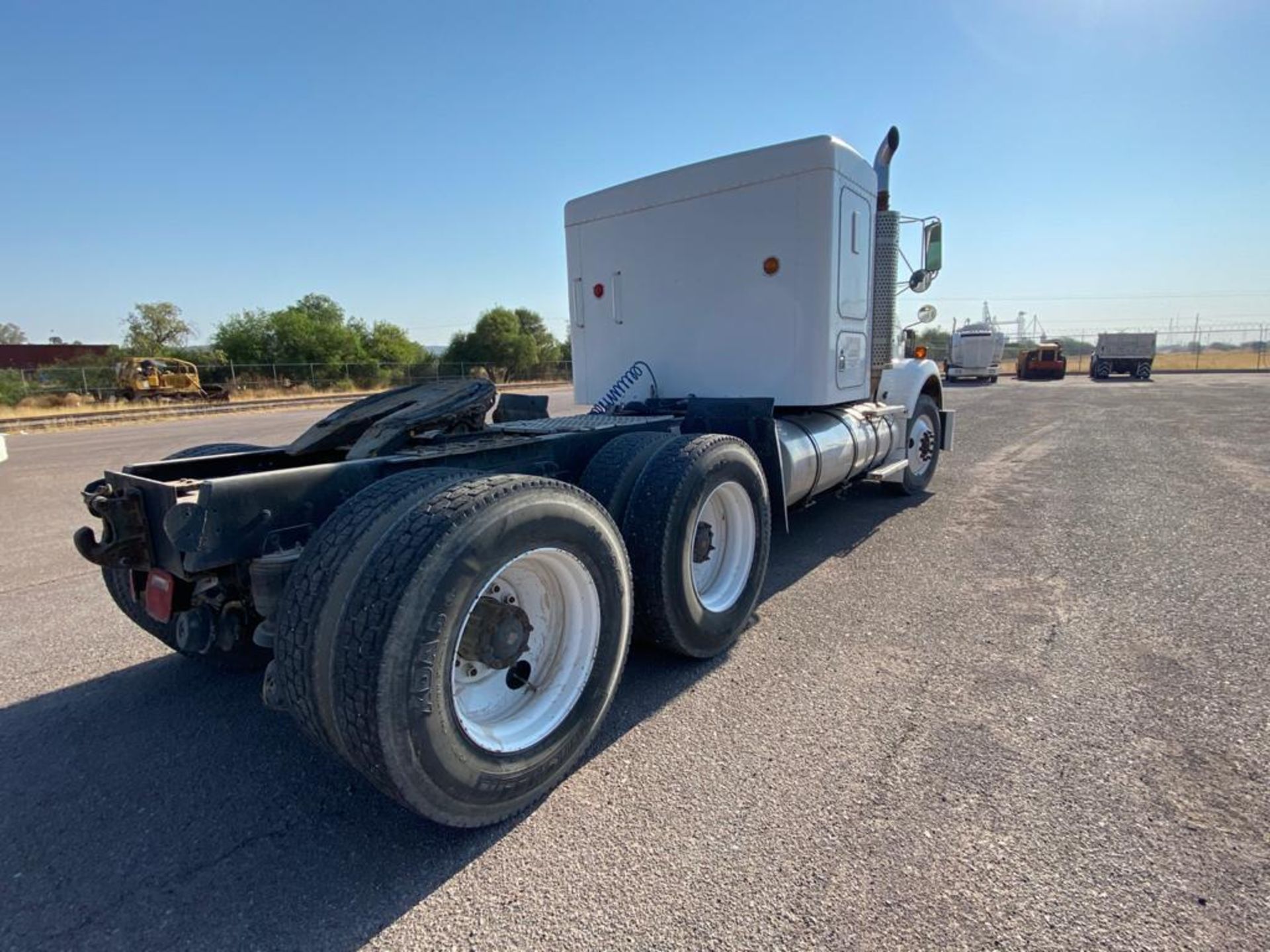 1998 Kenworth Sleeper Truck Tractor, standard transmission of 18 speeds - Image 14 of 55