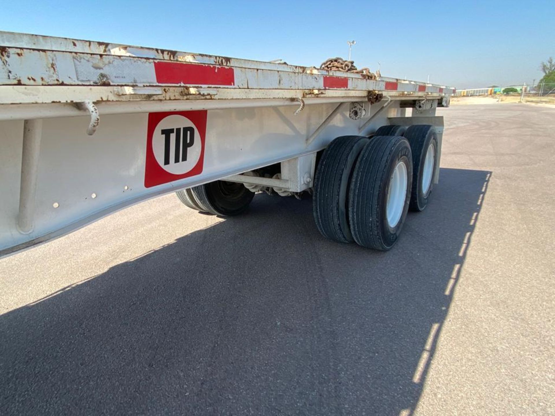 Delucio of 2 axles Flatbed Trailer, 8 wheels, Air suspension - Image 21 of 34