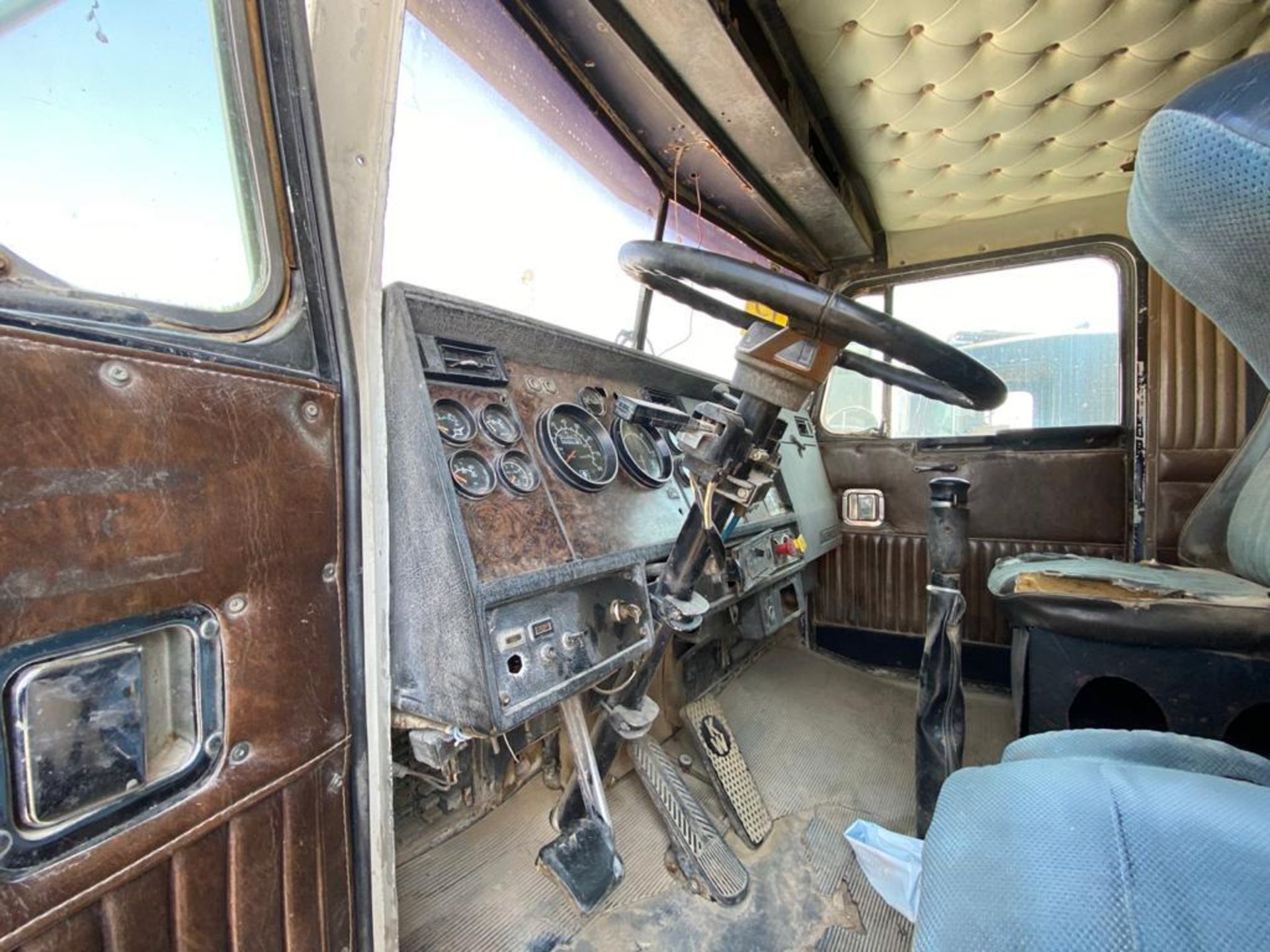 1982 Kenworth Dump Truck, standard transmission of 16 speeds - Image 37 of 59