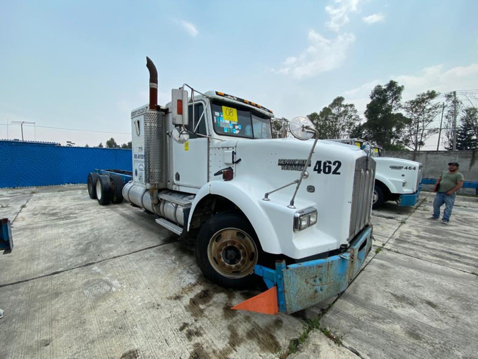 1999 Kenworth Sleeper truck tractor, standard transmission of 18 speeds