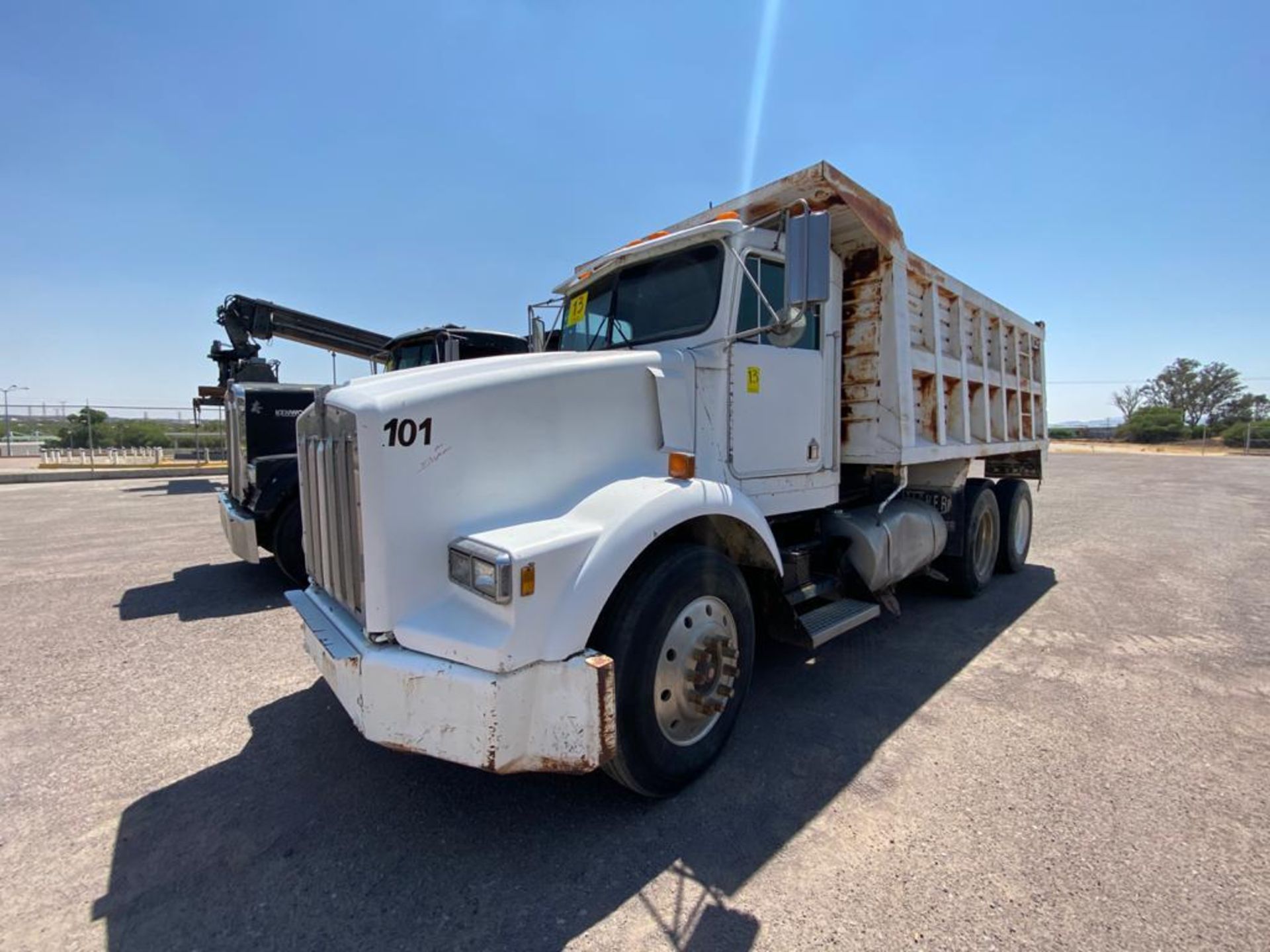 1982 Kenworth Dump Truck, standard transmission of 16 speeds - Image 5 of 59