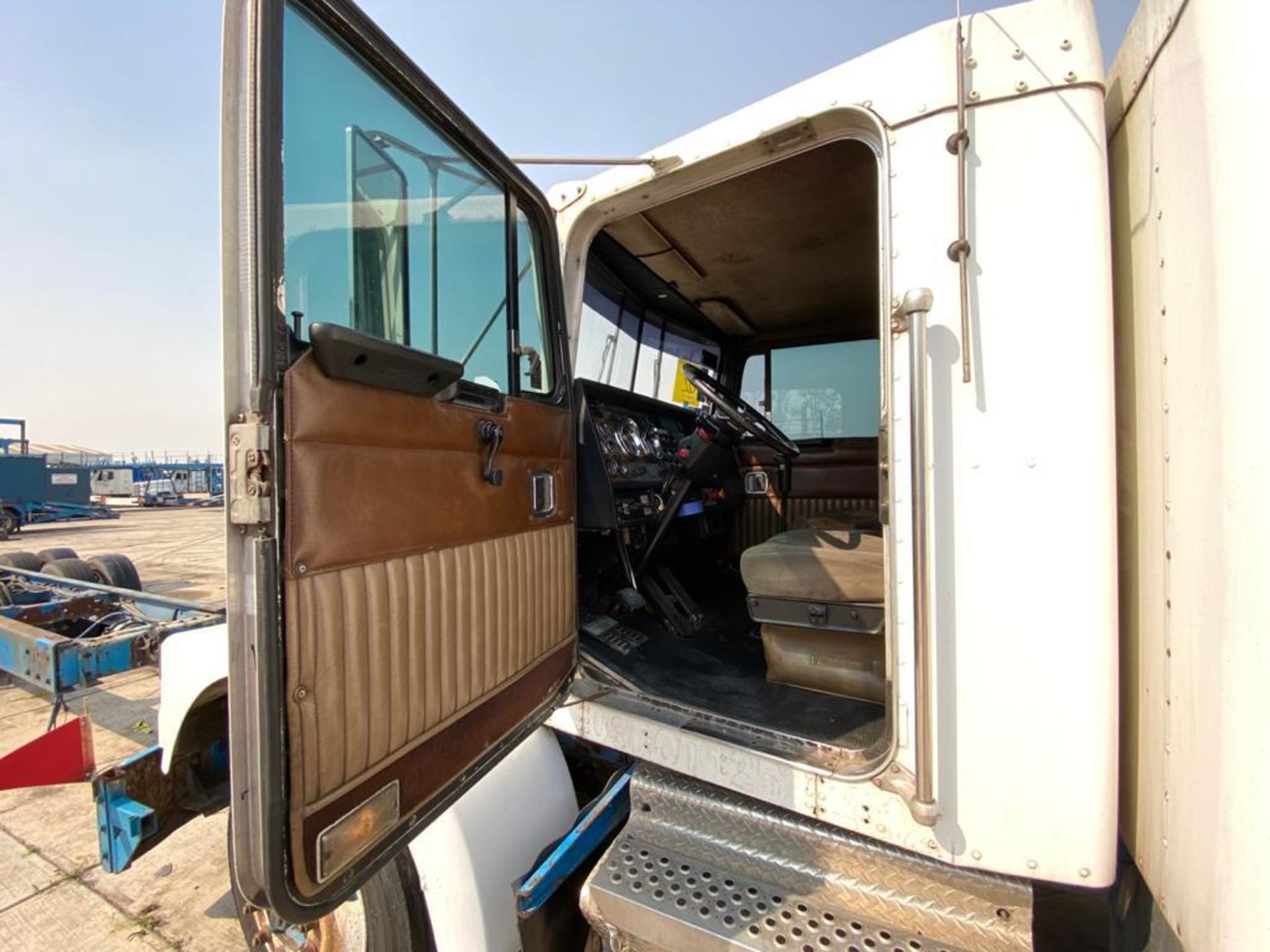 1999 Kenworth Sleeper truck tractor, standard transmission of 18 speeds - Image 55 of 75