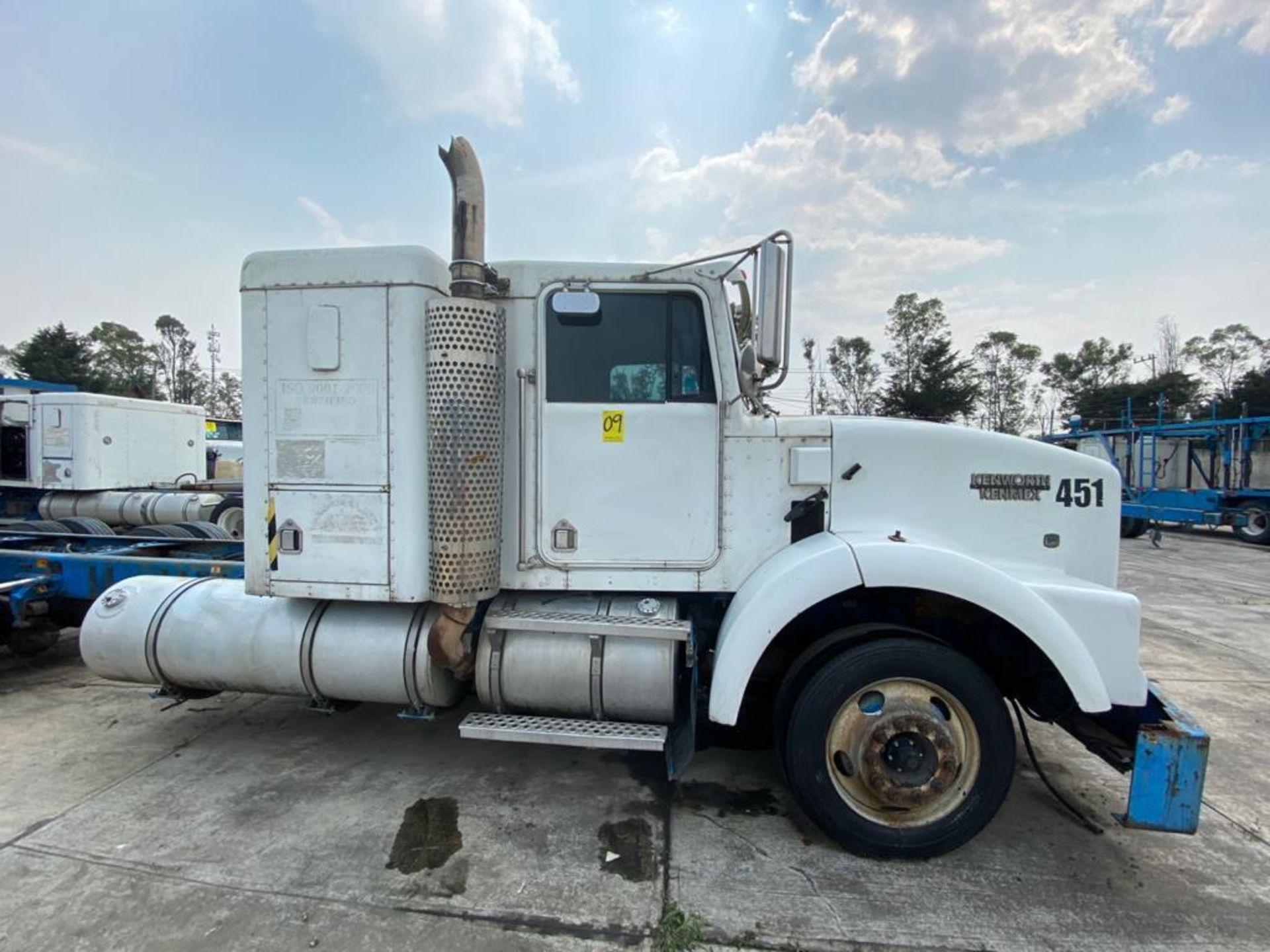 1998 Kenworth Sleeper truck tractor, standard transmission of 18 speeds - Image 28 of 59