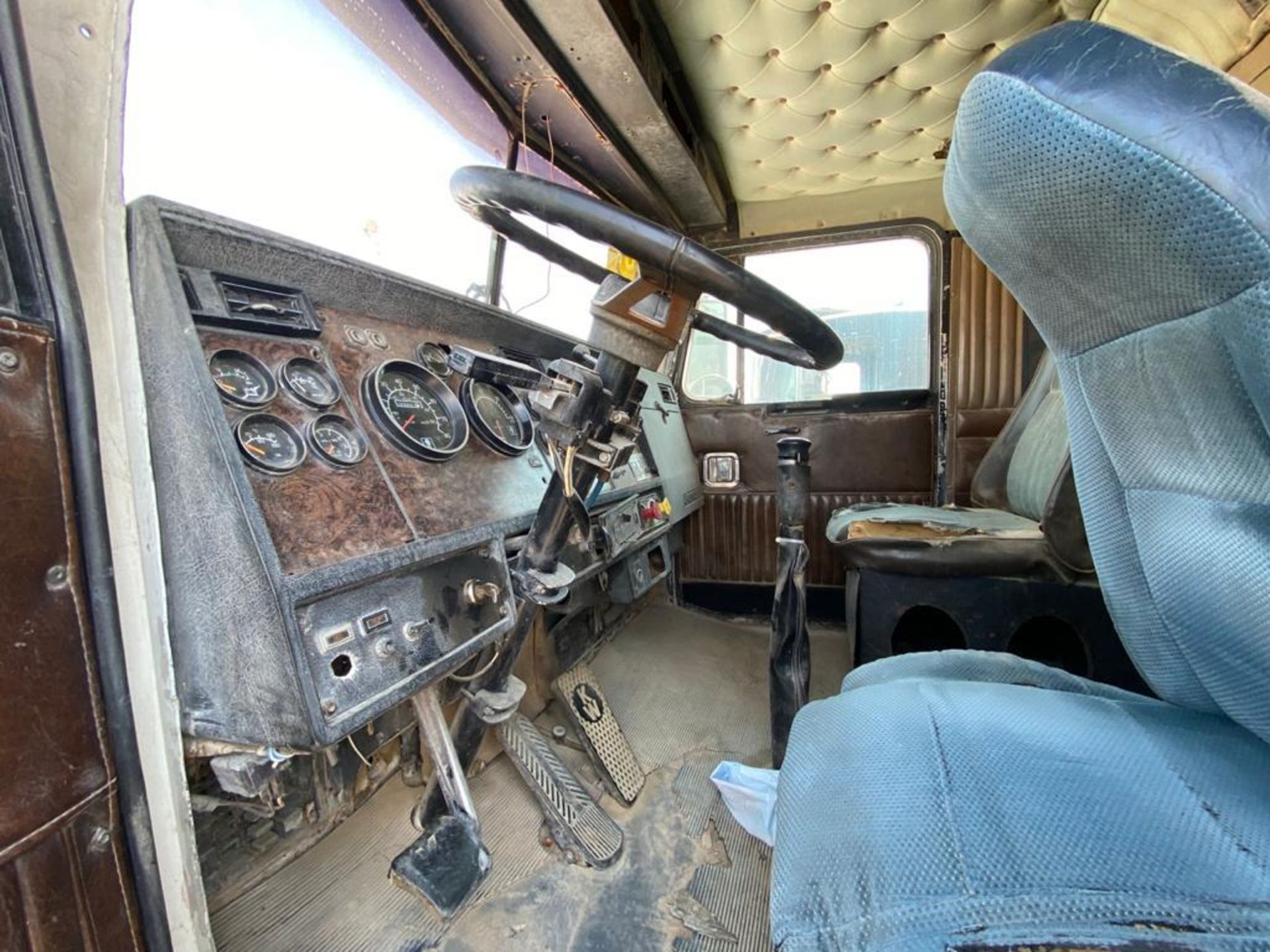 1982 Kenworth Dump Truck, standard transmission of 16 speeds - Image 36 of 59