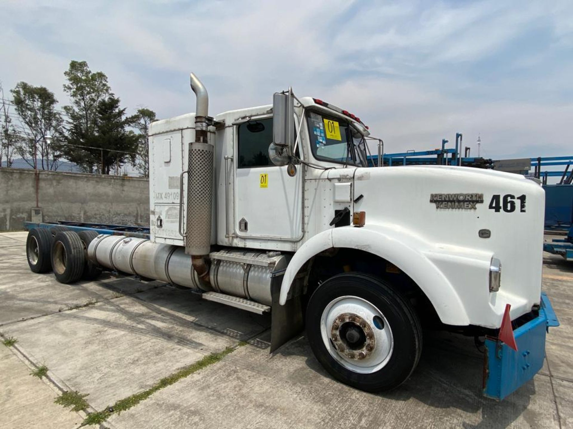 1999 Kenworth Sleeper truck tractor, standard transmission of 18 speeds