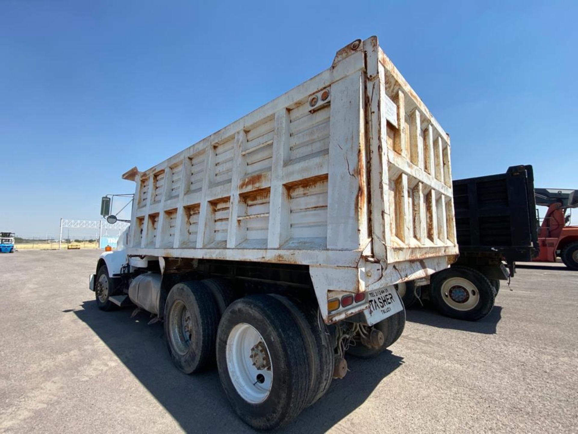 1982 Kenworth Dump Truck, standard transmission of 16 speeds - Image 14 of 59