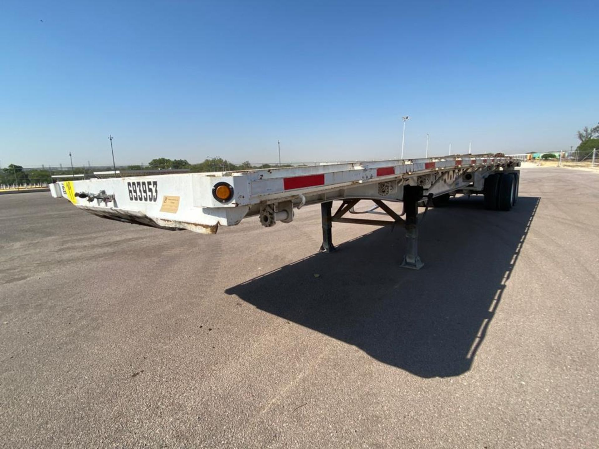 Delucio of 2 axles Flatbed Trailer, 8 wheels, Air suspension - Image 8 of 34