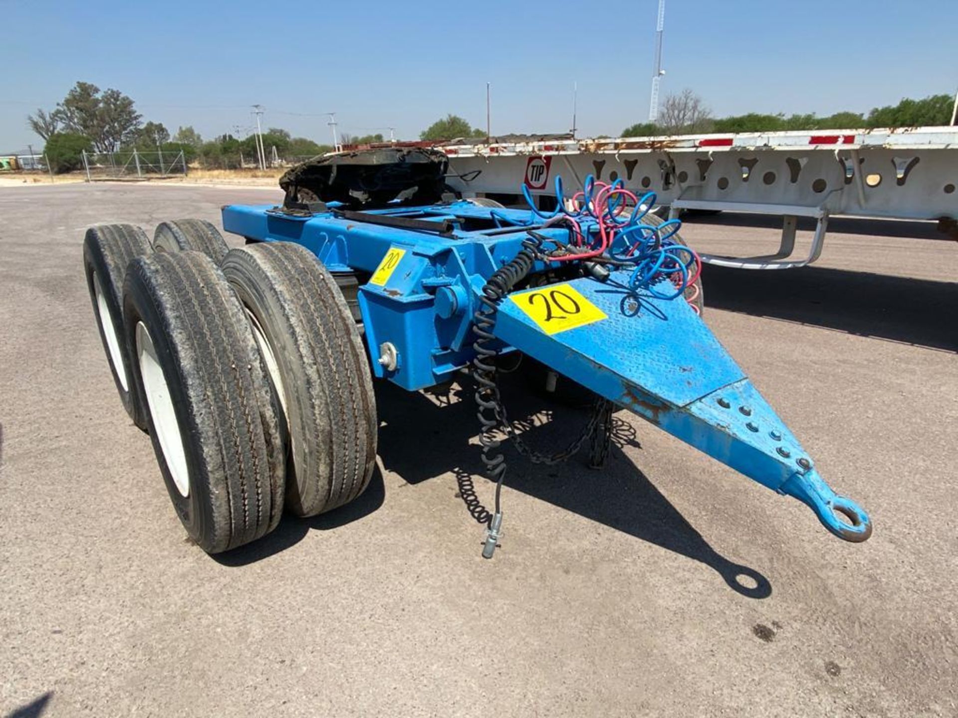 Dolly 2 axles, 8 wheels, without brand, without model, without serial number.