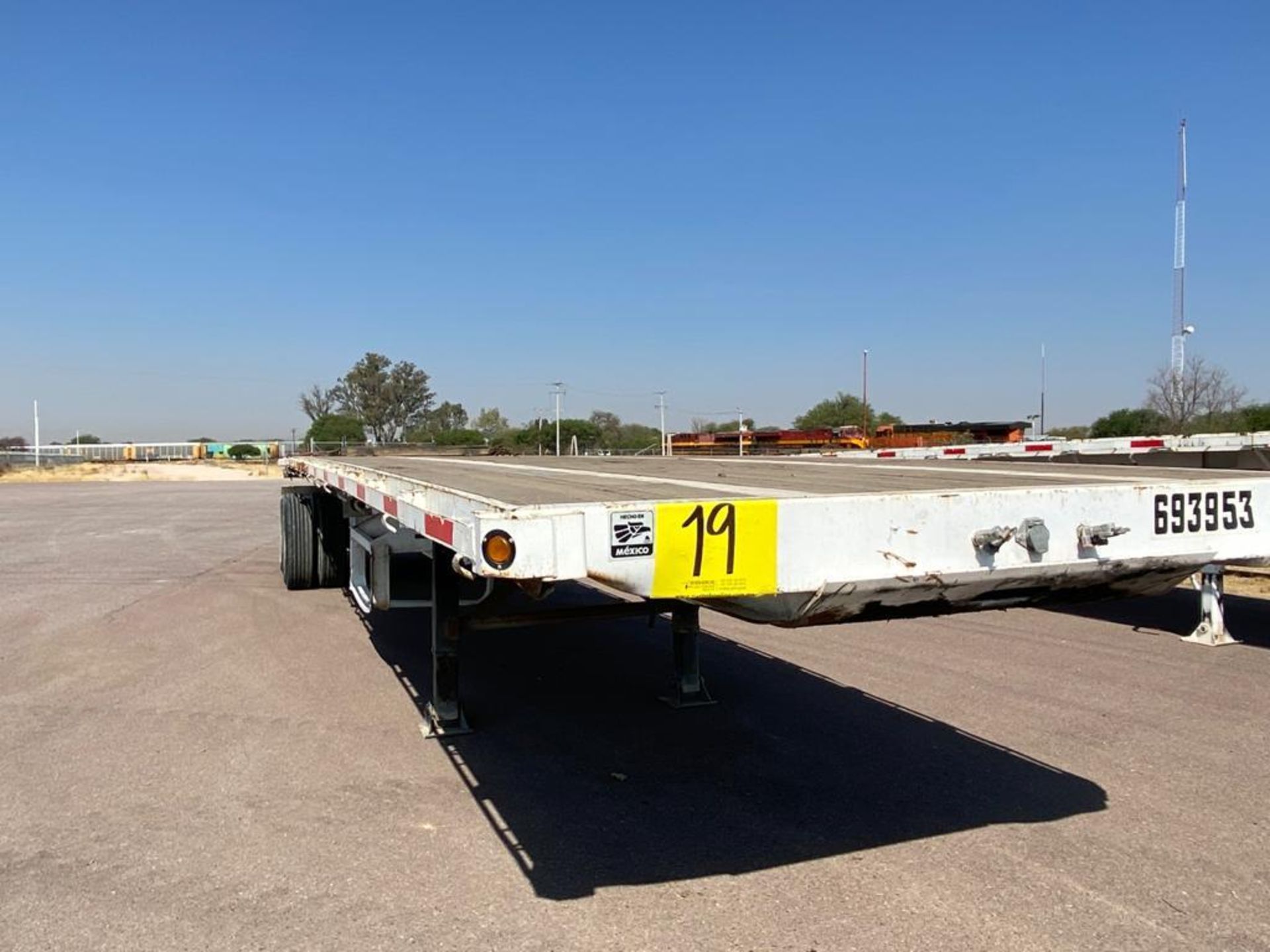 Delucio of 2 axles Flatbed Trailer, 8 wheels, Air suspension - Image 6 of 34