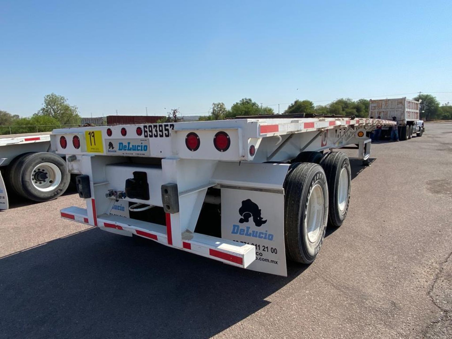 Delucio of 2 axles Flatbed Trailer, 8 wheels, Air suspension - Image 14 of 34