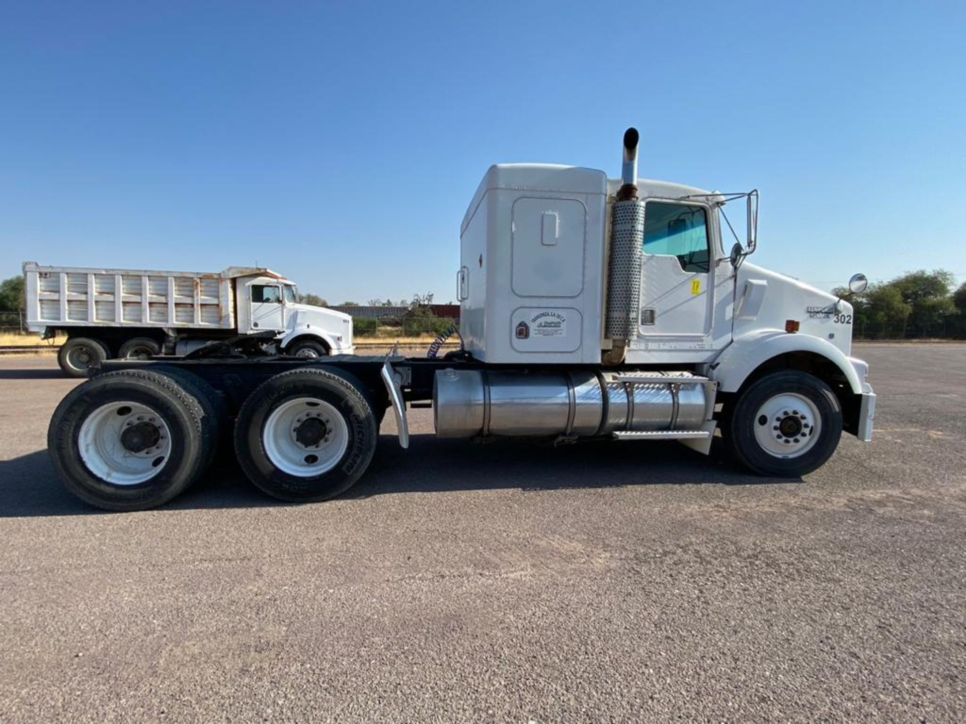 1998 Kenworth Sleeper Truck Tractor, standard transmission of 18 speeds - Image 16 of 55