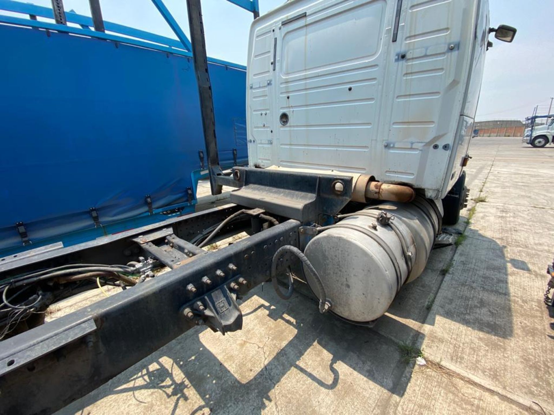 2001 Volvo Sleeper Truck Tractor, estándar transmissión of 18 speeds, with Volvo motor - Image 28 of 60