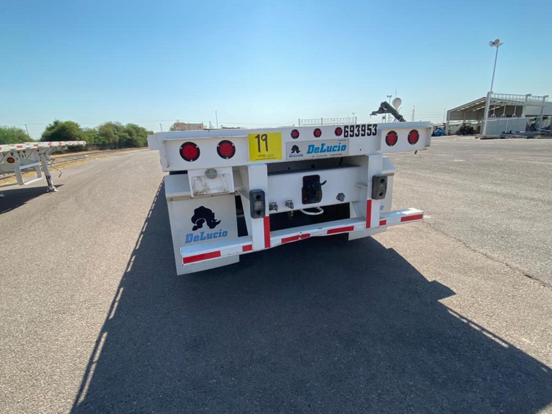 Delucio of 2 axles Flatbed Trailer, 8 wheels, Air suspension - Image 16 of 34