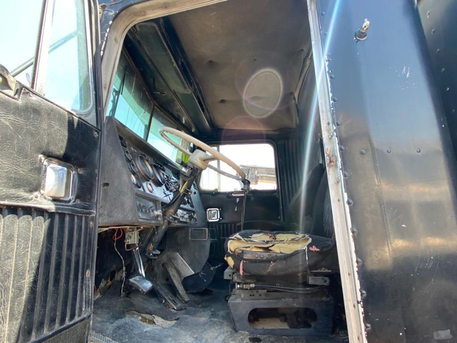 1982 Kenworth Dump Truck, standard transmission of 10 speeds, with Cummins motor - Image 22 of 67