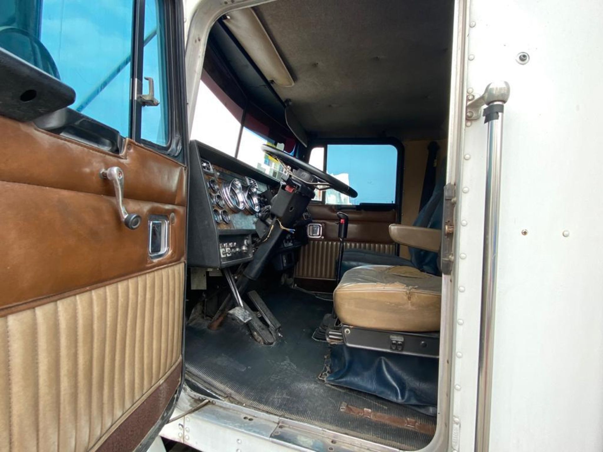 1999 Kenworth Sleeper truck tractor, standard transmission of 18 speeds - Image 31 of 64