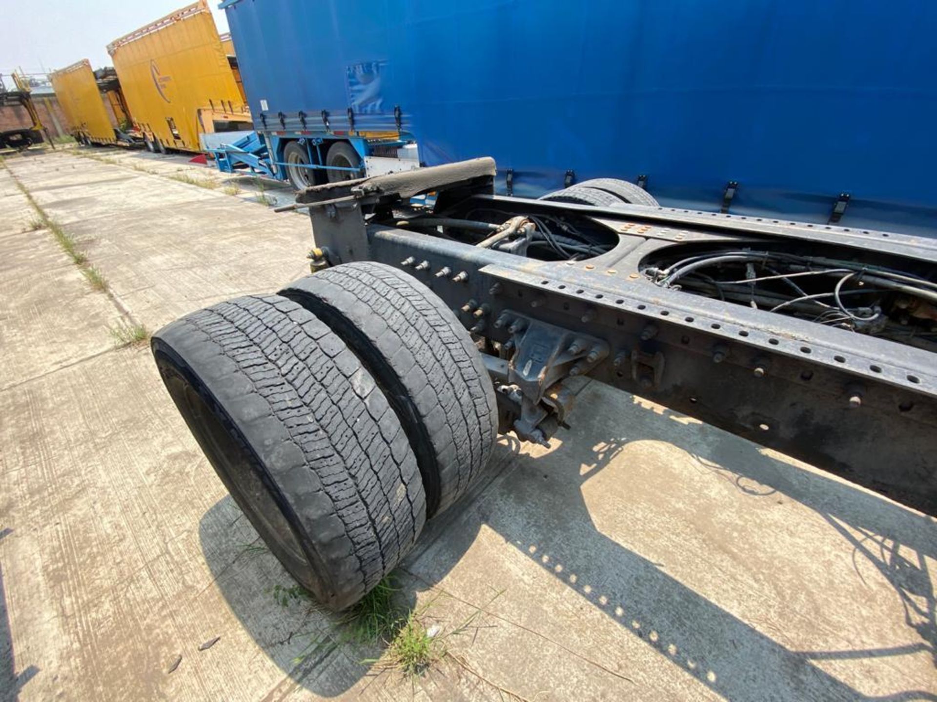 2001 Volvo Sleeper Truck Tractor, estándar transmissión of 18 speeds, with Volvo motor - Image 25 of 60