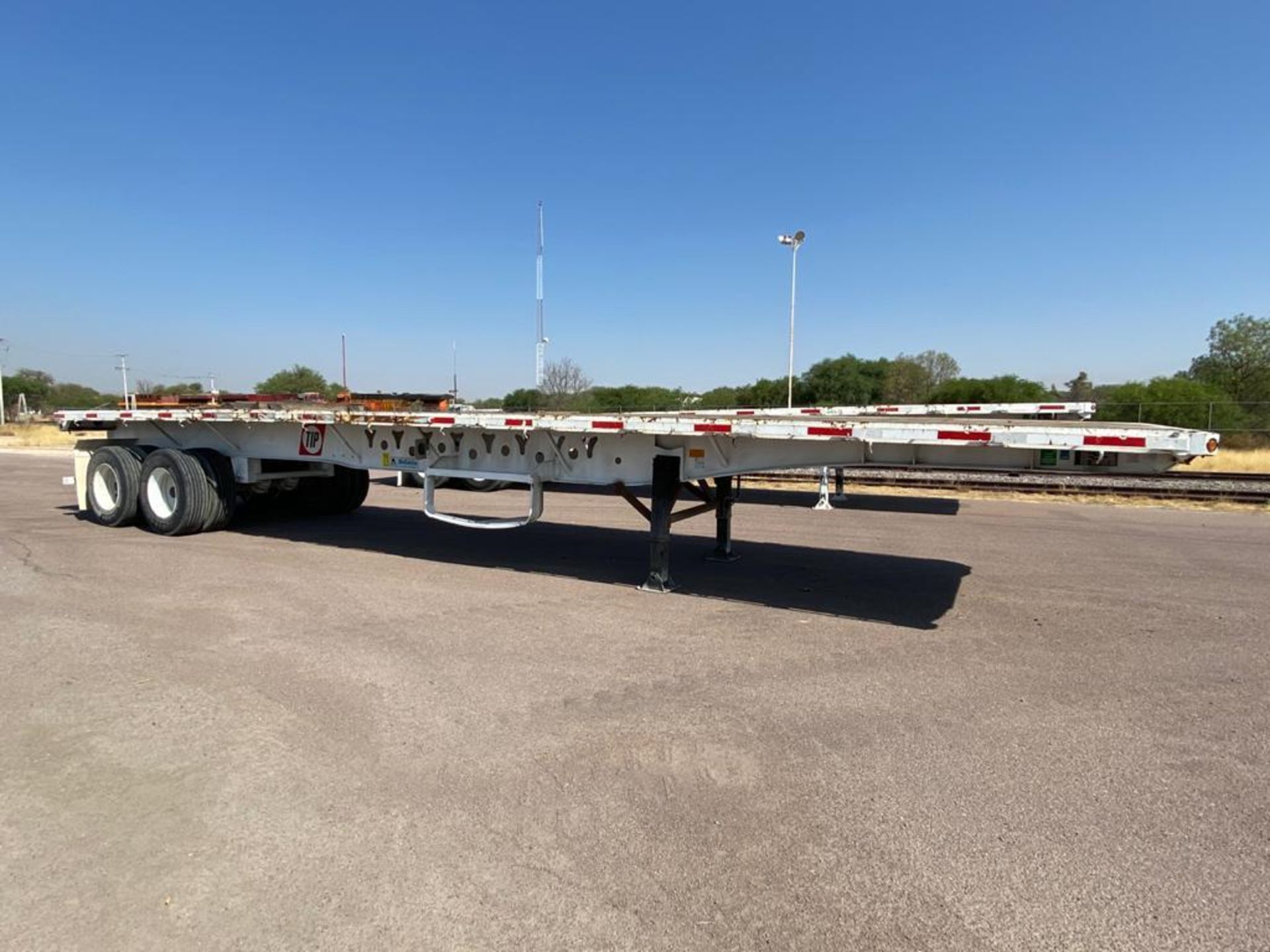 Delucio of 2 axles Flatbed Trailer, 8 wheels, Air suspension - Image 4 of 34