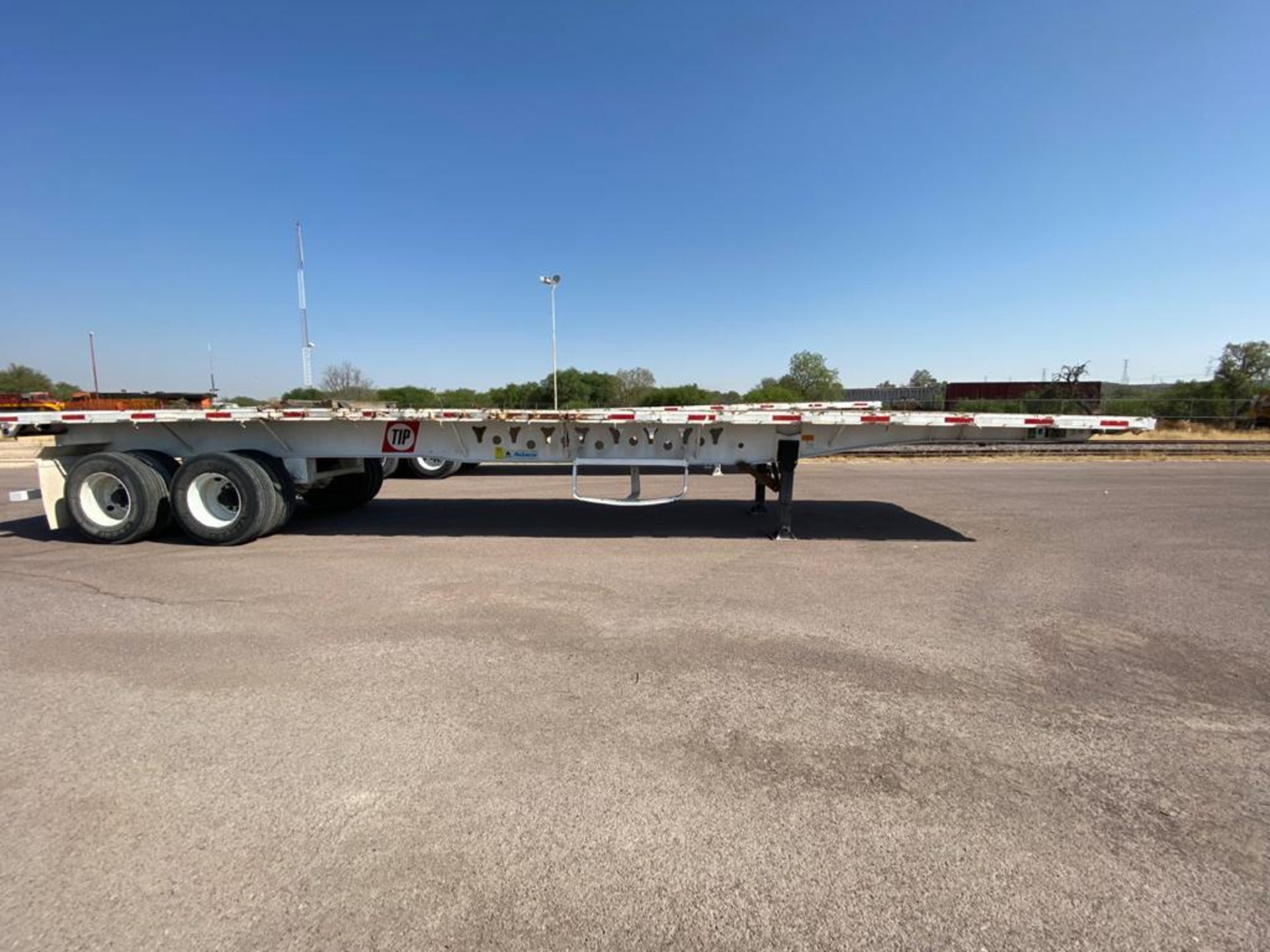 Delucio of 2 axles Flatbed Trailer, 8 wheels, Air suspension - Image 5 of 34