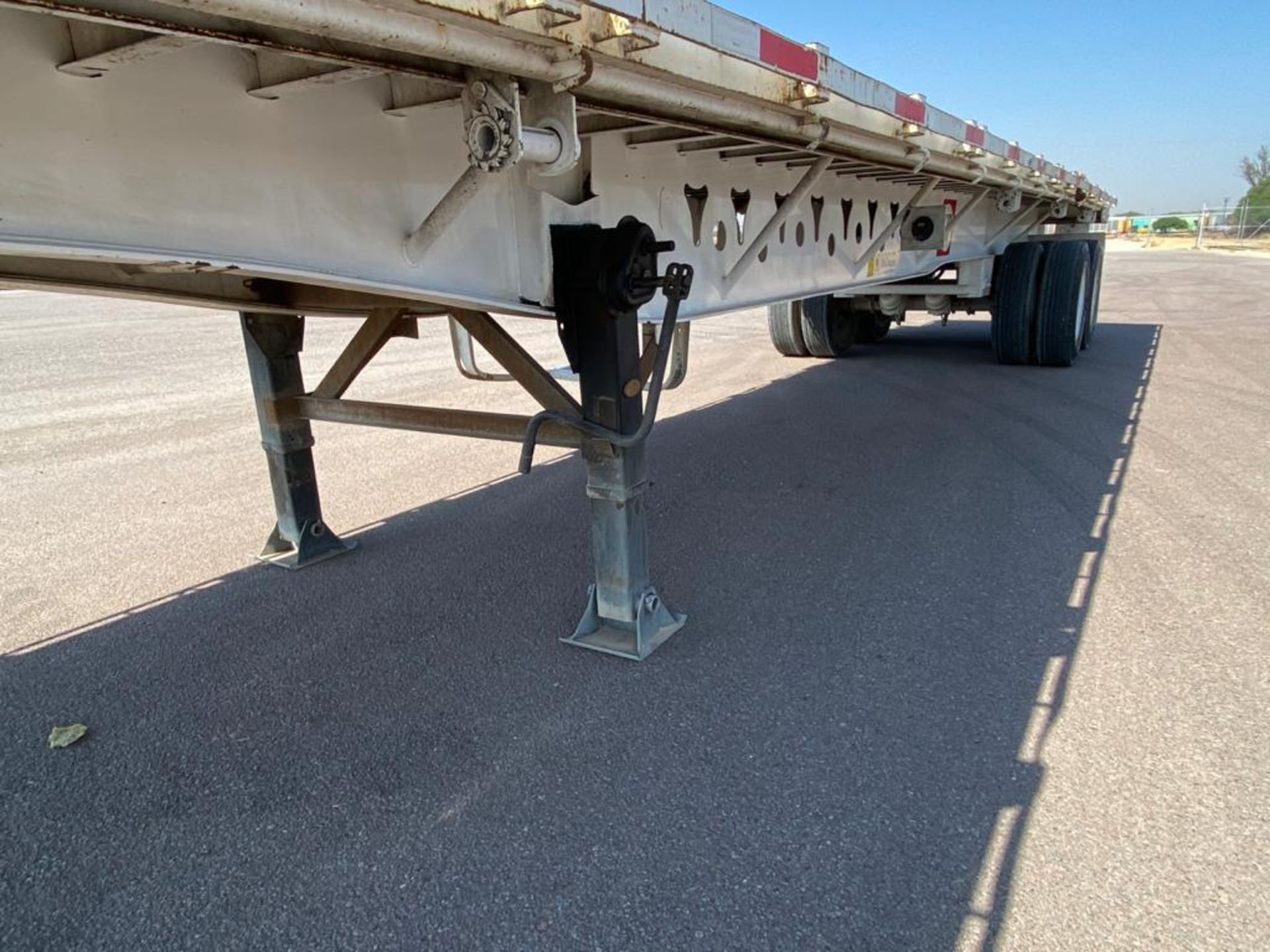 Delucio of 2 axles Flatbed Trailer, 8 wheels, Air suspension - Image 23 of 34