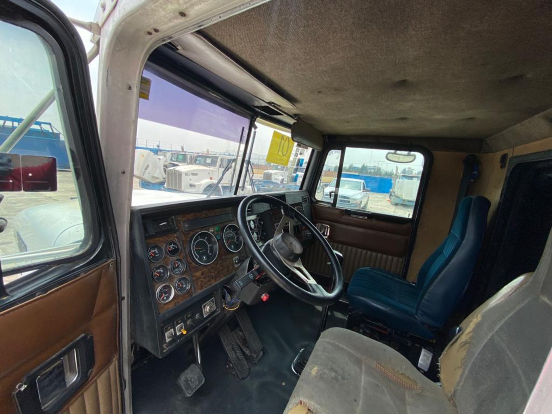 1999 Kenworth Sleeper truck tractor, standard transmission of 18 speeds - Image 44 of 72