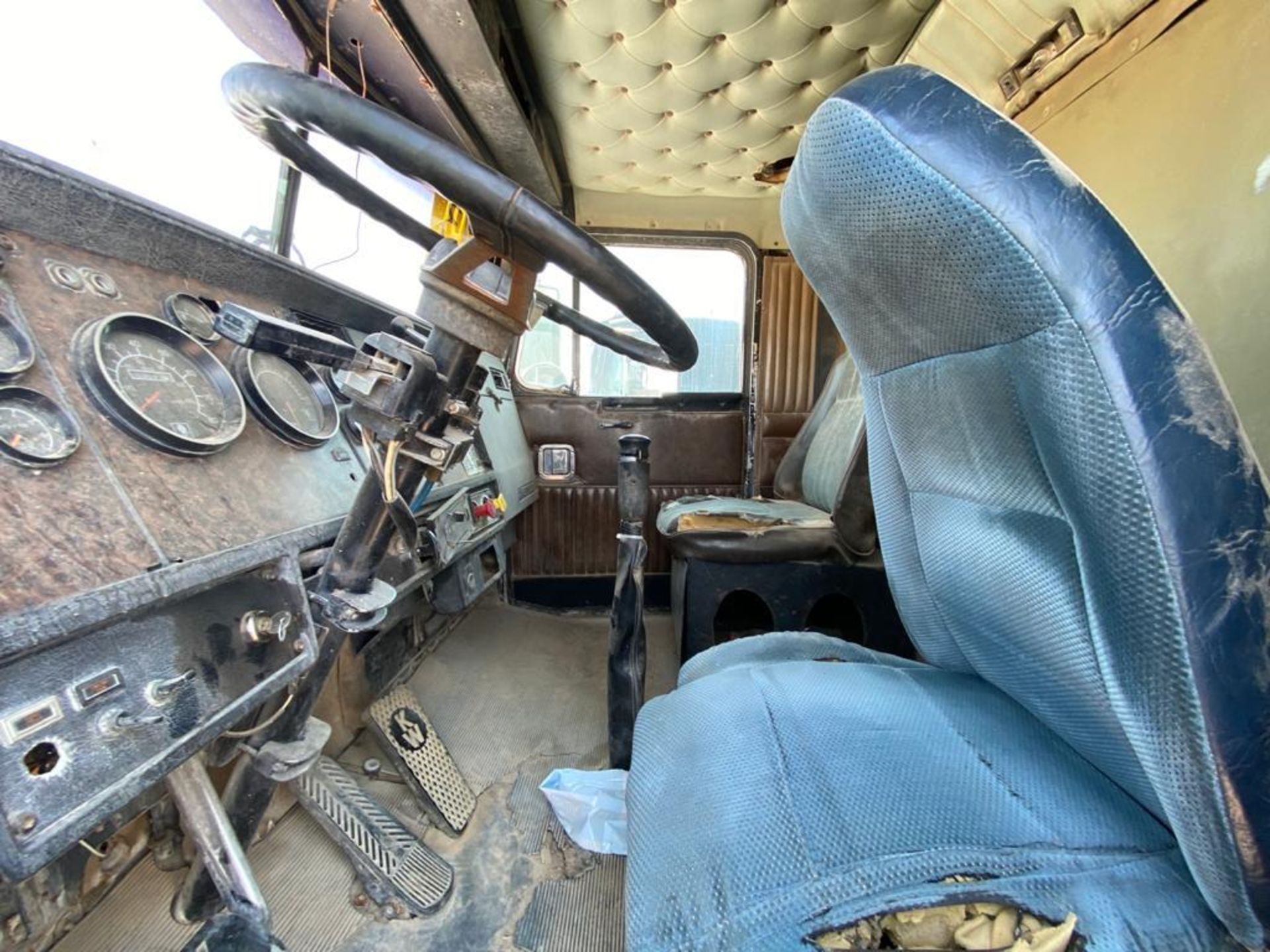 1982 Kenworth Dump Truck, standard transmission of 16 speeds - Image 25 of 59