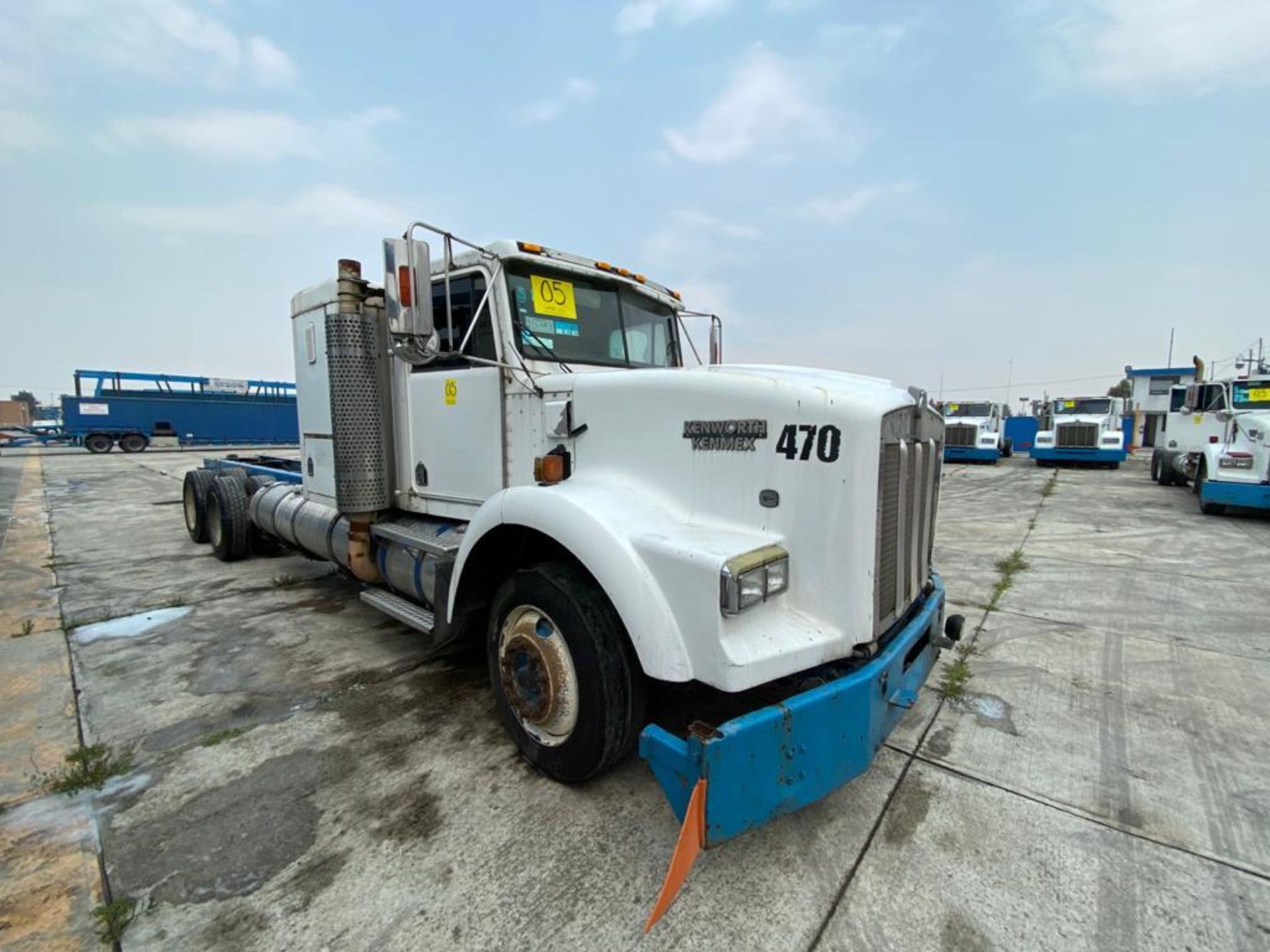 1999 Kenworth Sleeper truck tractor, standard transmission of 18 speeds