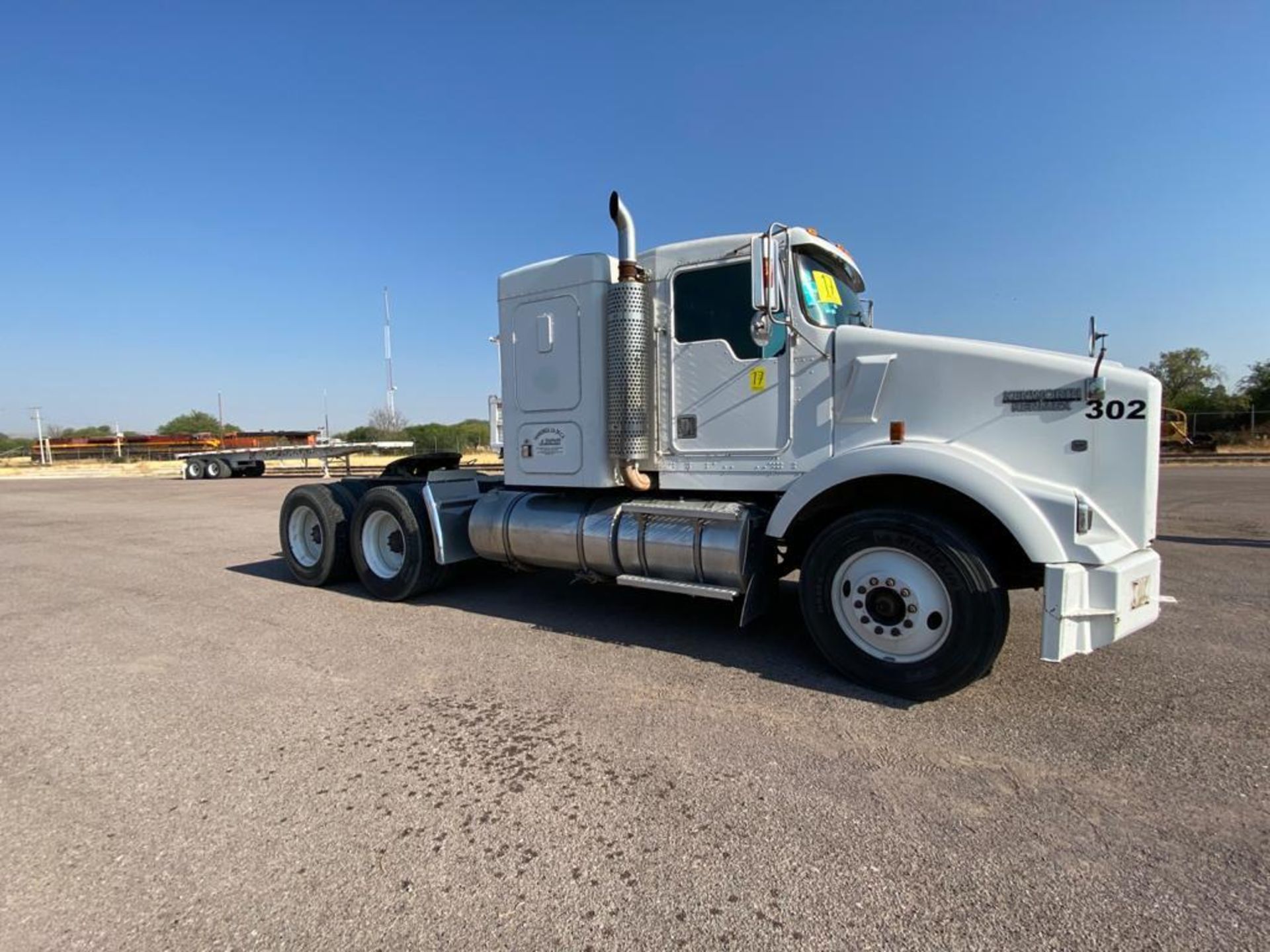 1998 Kenworth Sleeper Truck Tractor, standard transmission of 18 speeds - Image 18 of 55