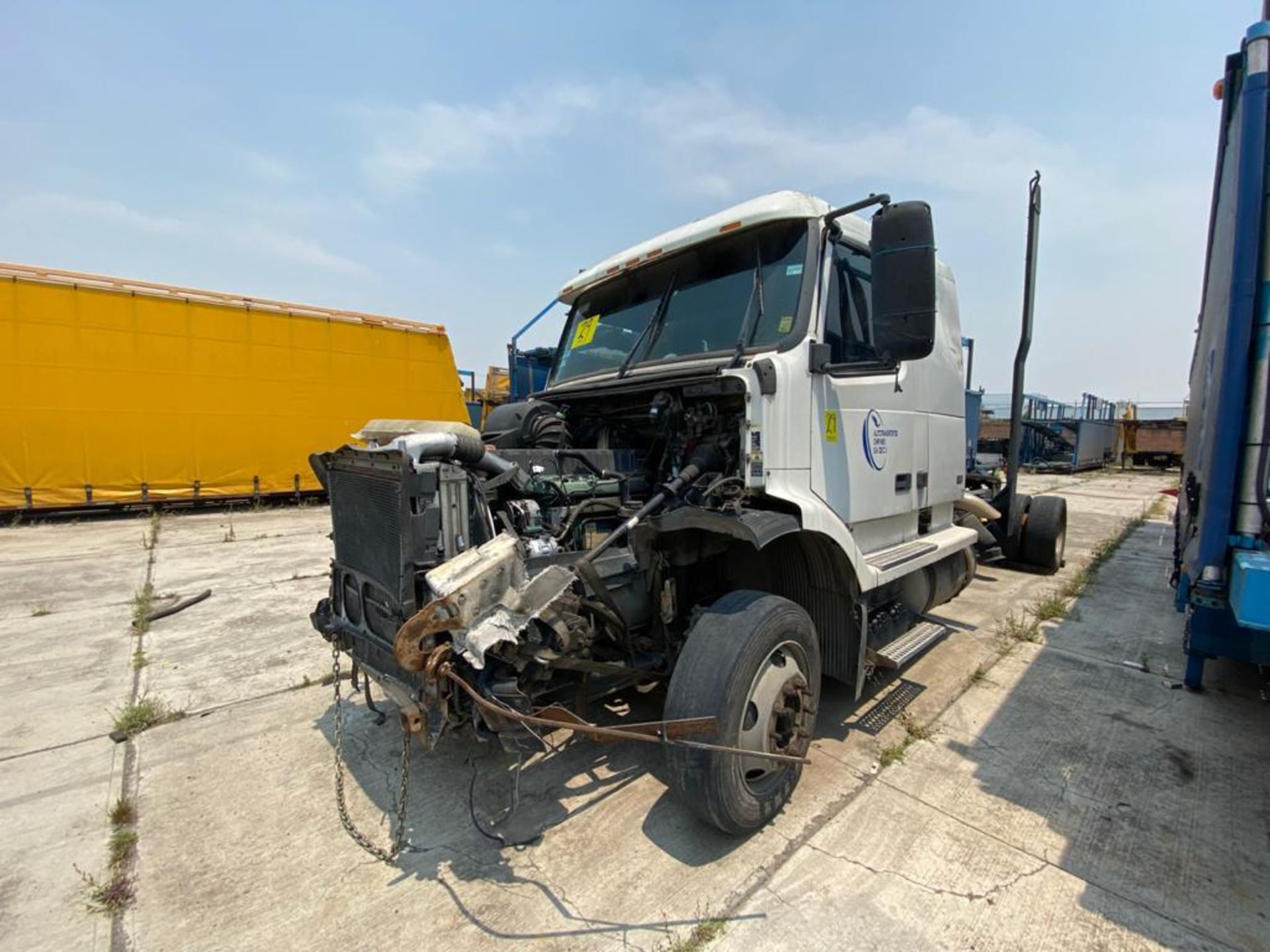 2001 Volvo Sleeper Truck Tractor, estándar transmissión of 18 speeds, with Volvo motor - Image 6 of 60