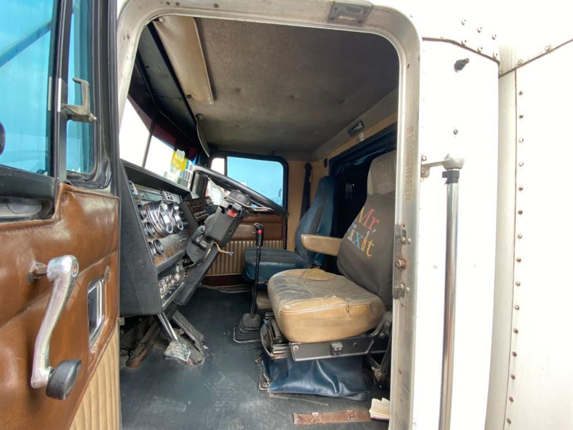 1999 Kenworth Sleeper truck tractor, standard transmission of 18 speeds - Image 47 of 64