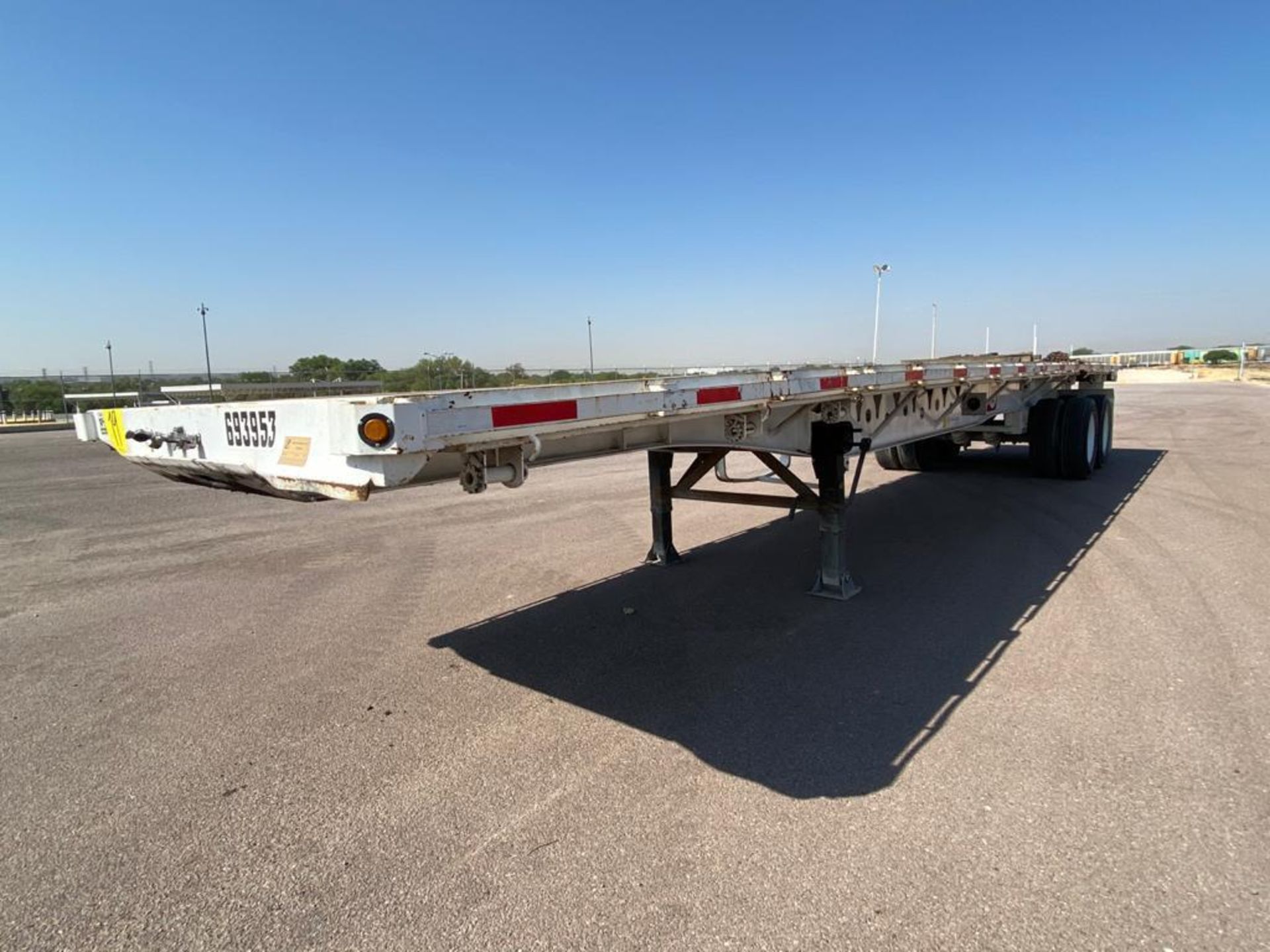 Delucio of 2 axles Flatbed Trailer, 8 wheels, Air suspension - Image 9 of 34