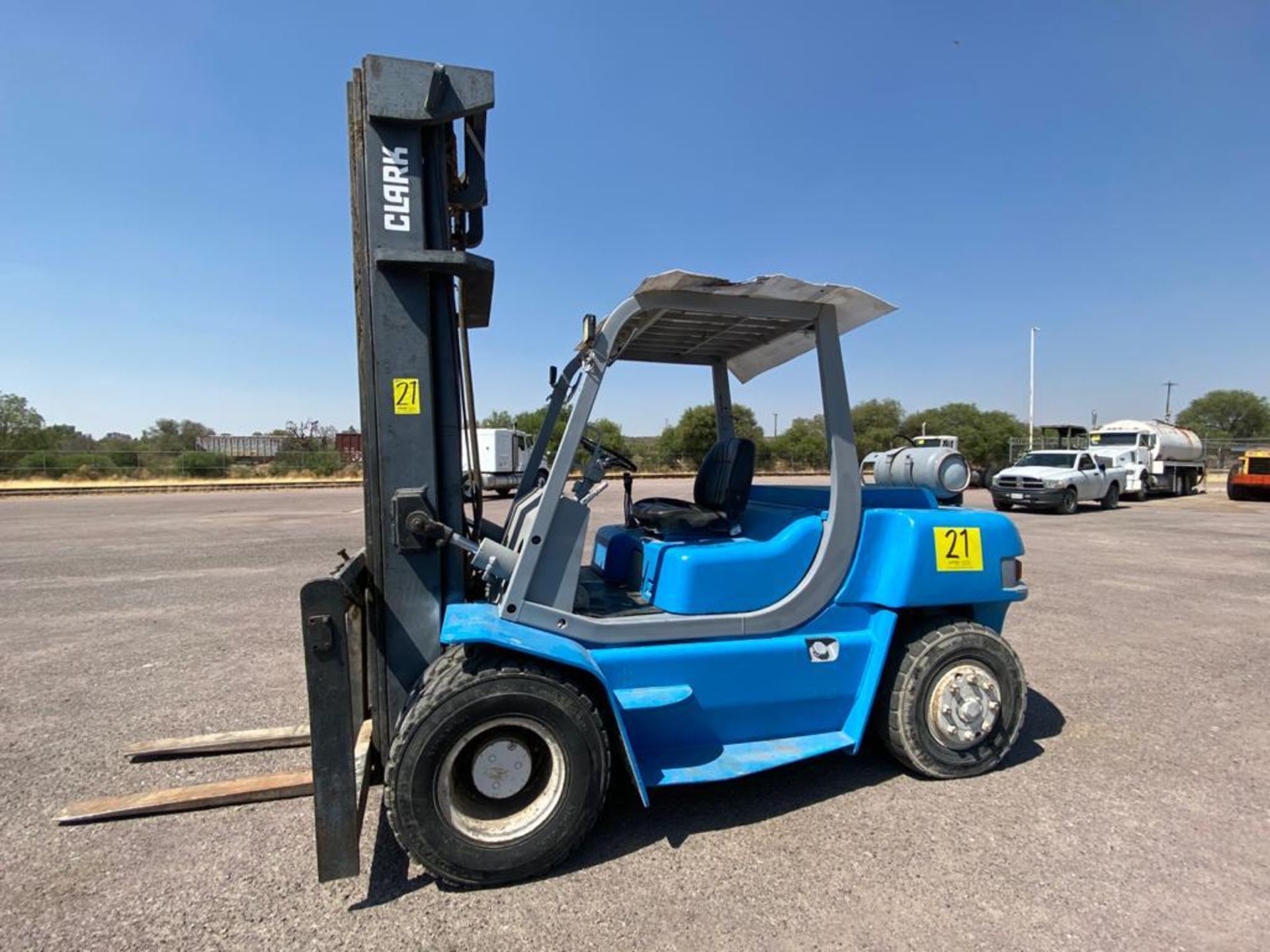 Clark Forklift, Model CMP70, Serial number CMP570L-0271-6883KF, automatic transmission - Image 5 of 43