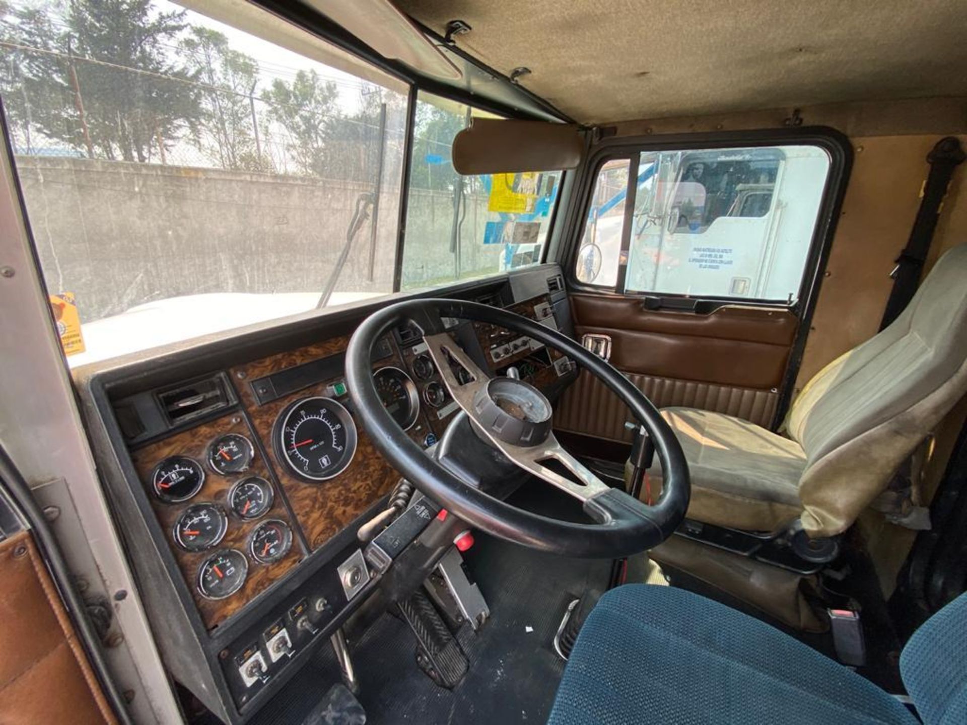 1999 Kenworth Sleeper truck tractor, standard transmission of 18 speeds - Image 46 of 69