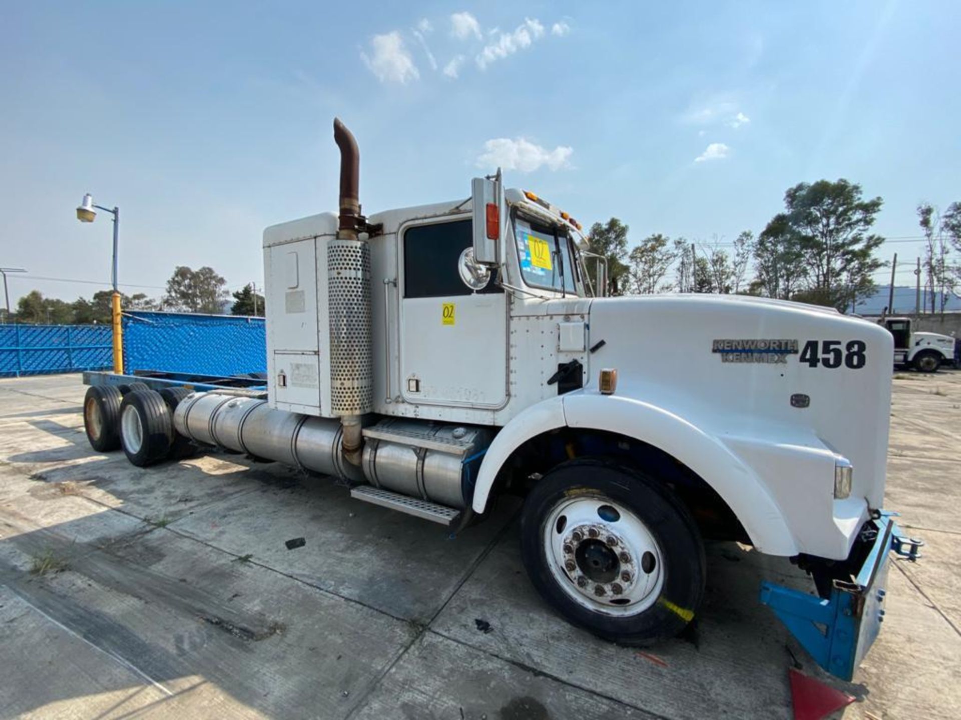 1999 Kenworth Sleeper truck tractor, standard transmission of 18 speeds