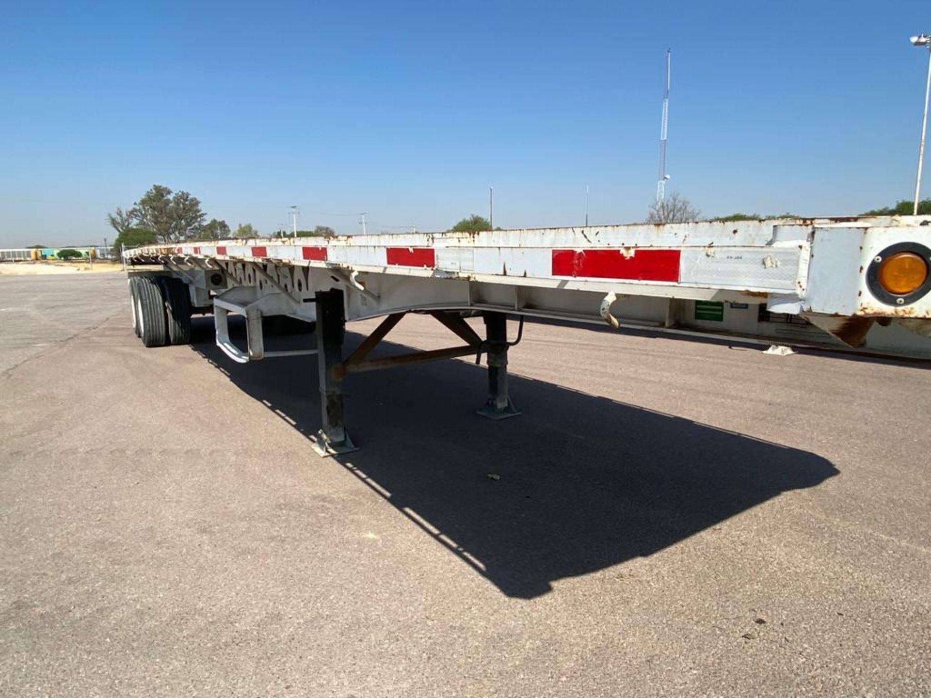 Delucio of 2 axles Flatbed Trailer, 8 wheels, Air suspension - Image 10 of 34