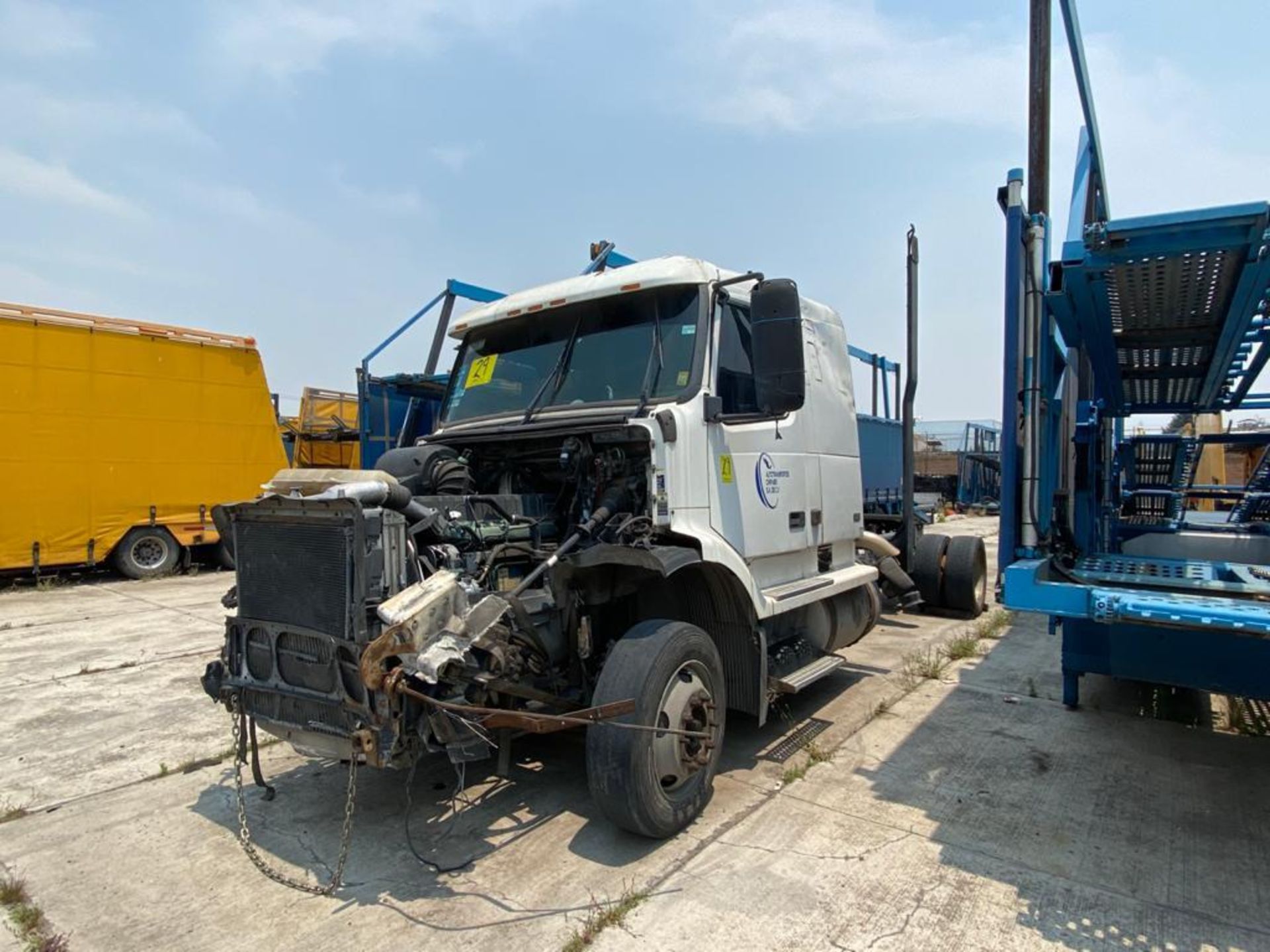 2001 Volvo Sleeper Truck Tractor, estándar transmissión of 18 speeds, with Volvo motor - Image 8 of 60