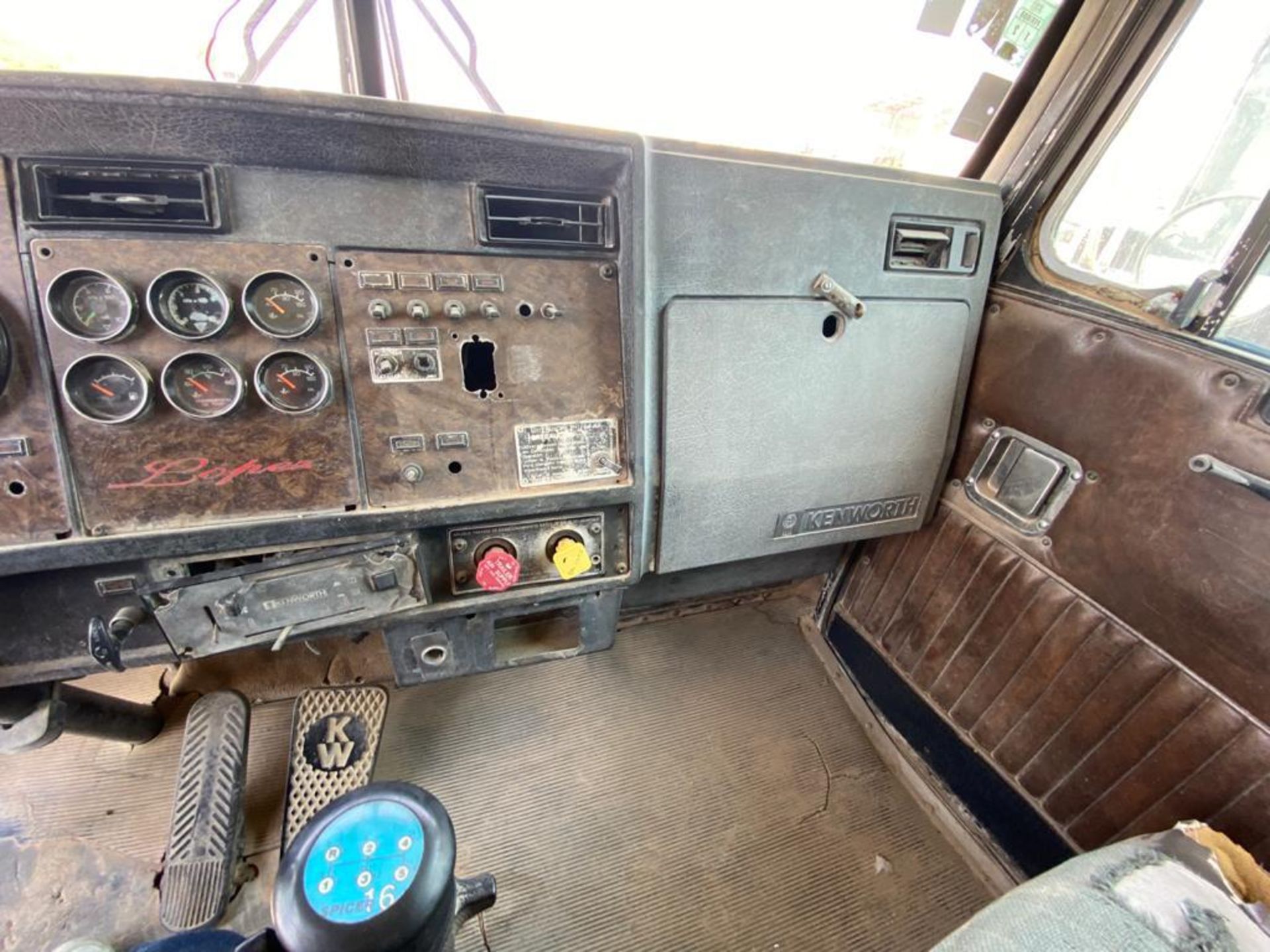 1982 Kenworth Dump Truck, standard transmission of 16 speeds - Image 35 of 59