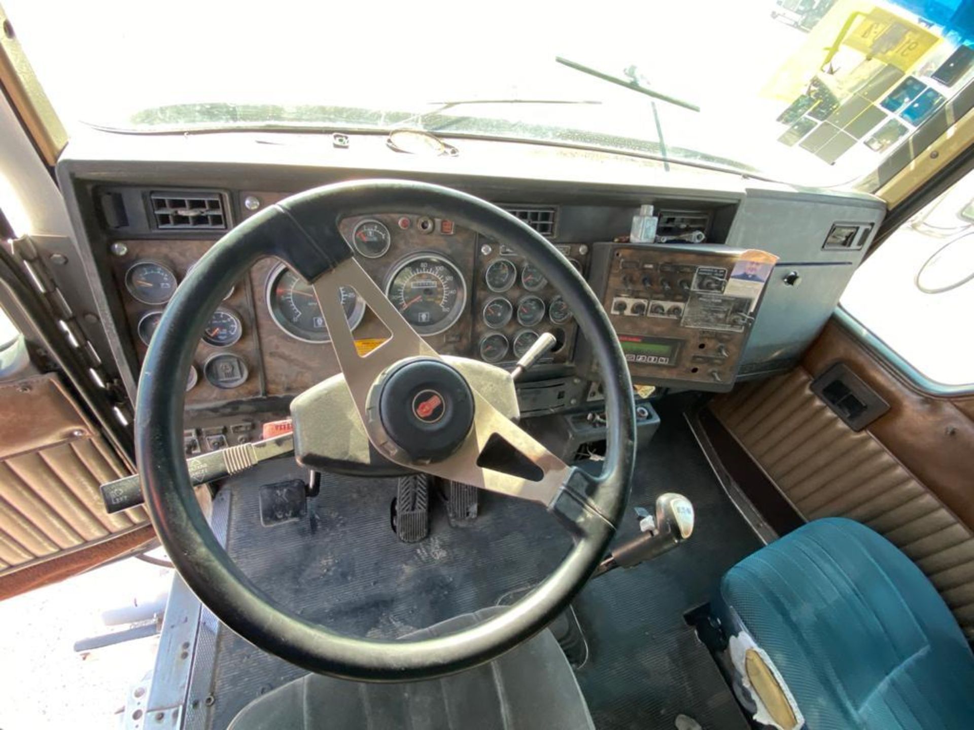 1998 Kenworth Sleeper Truck Tractor, standard transmission of 18 speeds - Image 35 of 55