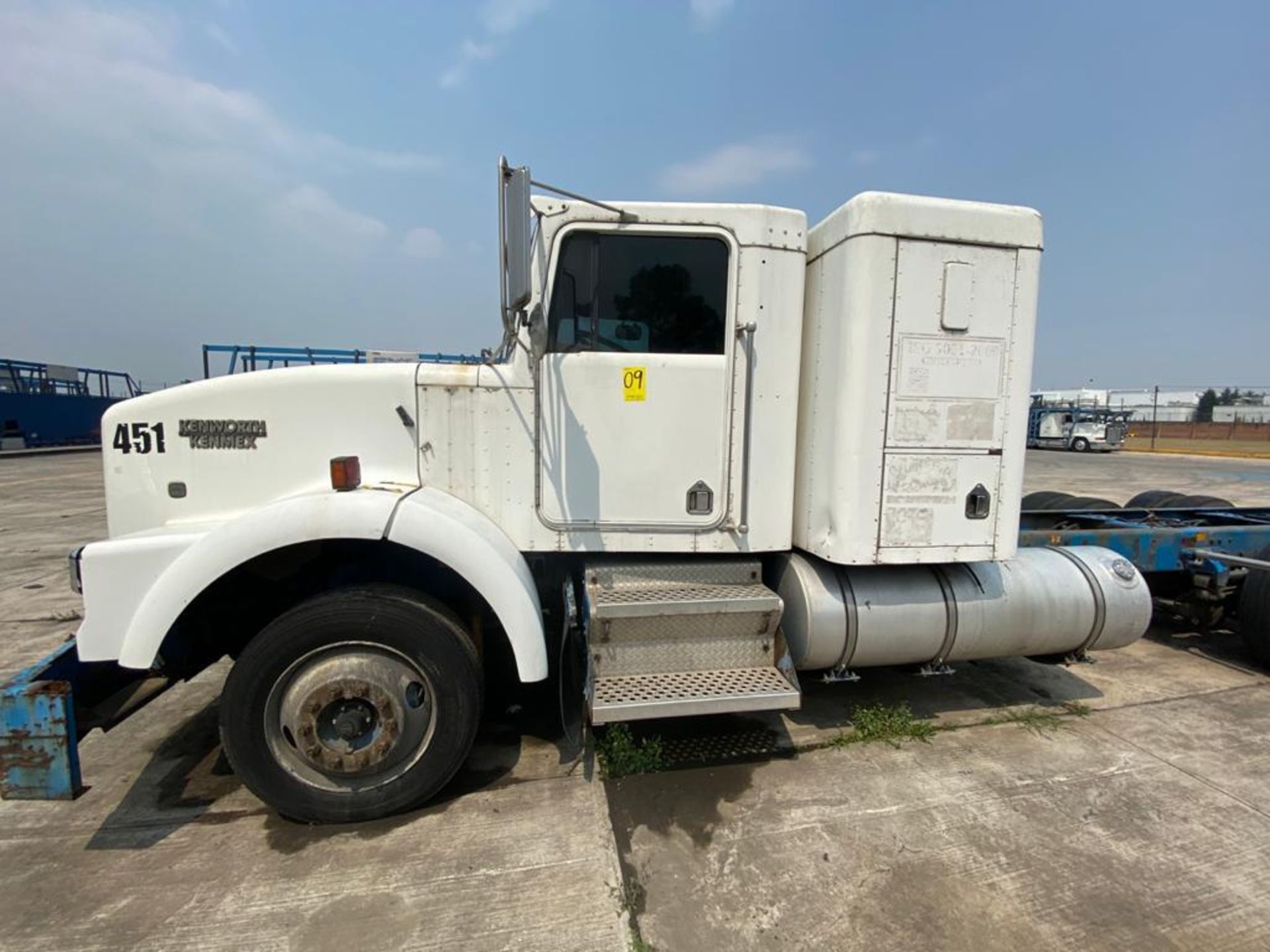 1998 Kenworth Sleeper truck tractor, standard transmission of 18 speeds - Image 10 of 59