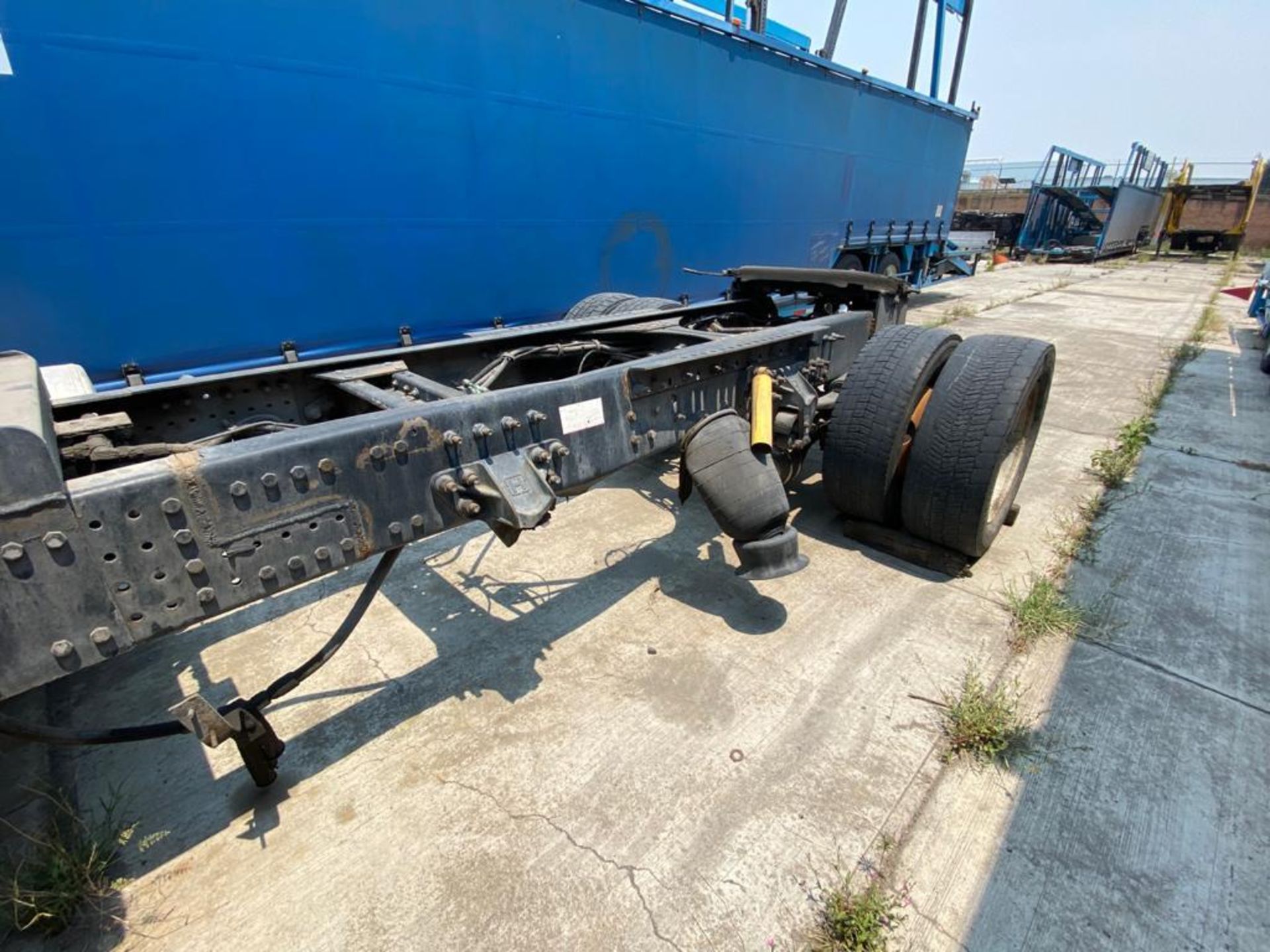 2001 Volvo Sleeper Truck Tractor, estándar transmissión of 18 speeds, with Volvo motor - Image 17 of 60