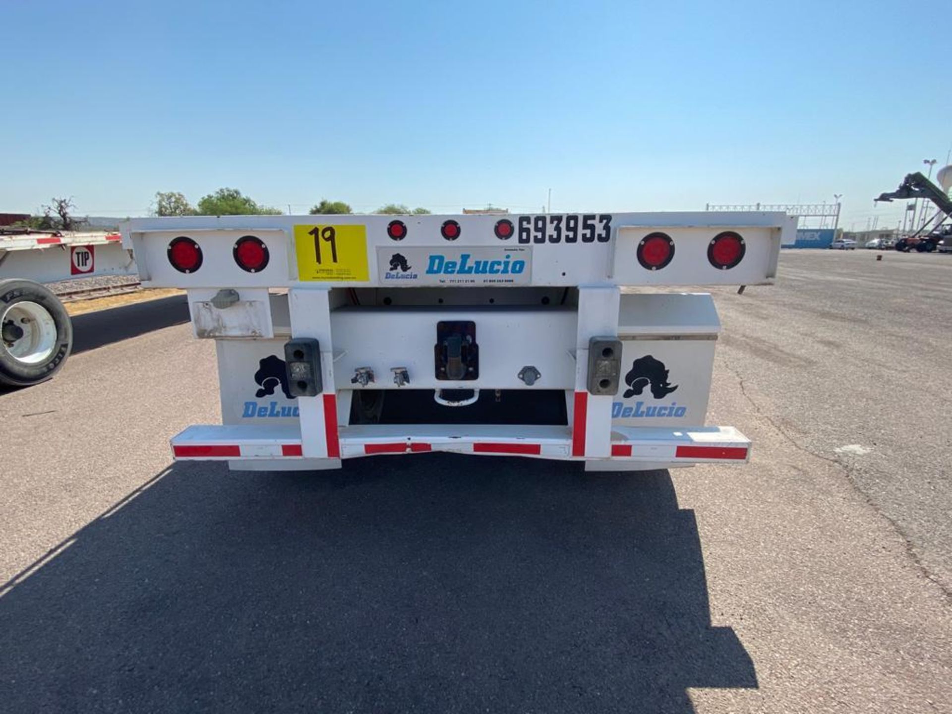 Delucio of 2 axles Flatbed Trailer, 8 wheels, Air suspension - Image 15 of 34