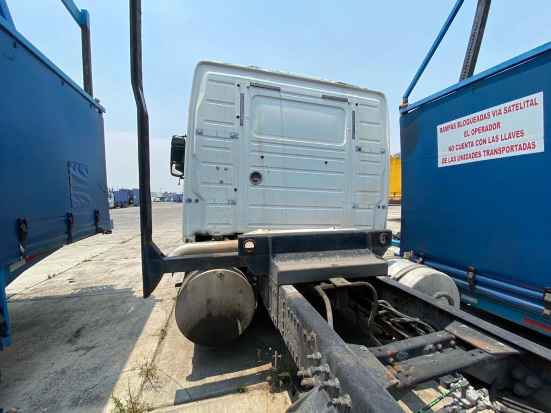 2001 Volvo Sleeper Truck Tractor, estándar transmissión of 18 speeds, with Volvo motor - Image 18 of 60