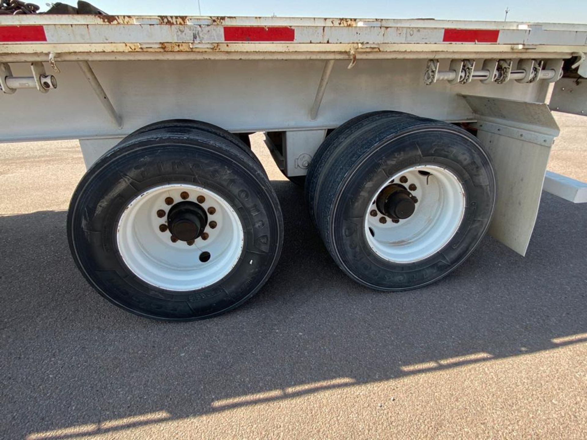 Delucio of 2 axles Flatbed Trailer, 8 wheels, Air suspension - Image 20 of 34