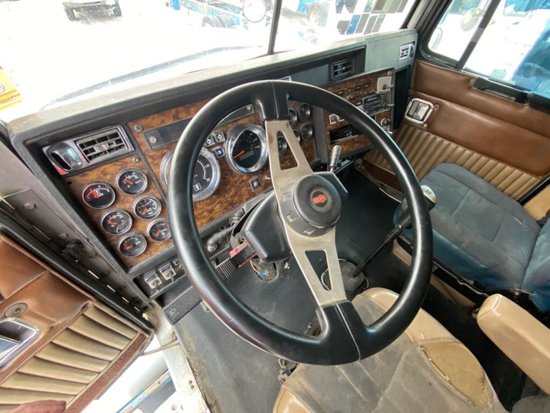 1999 Kenworth Sleeper truck tractor, standard transmission of 18 speeds - Image 44 of 64