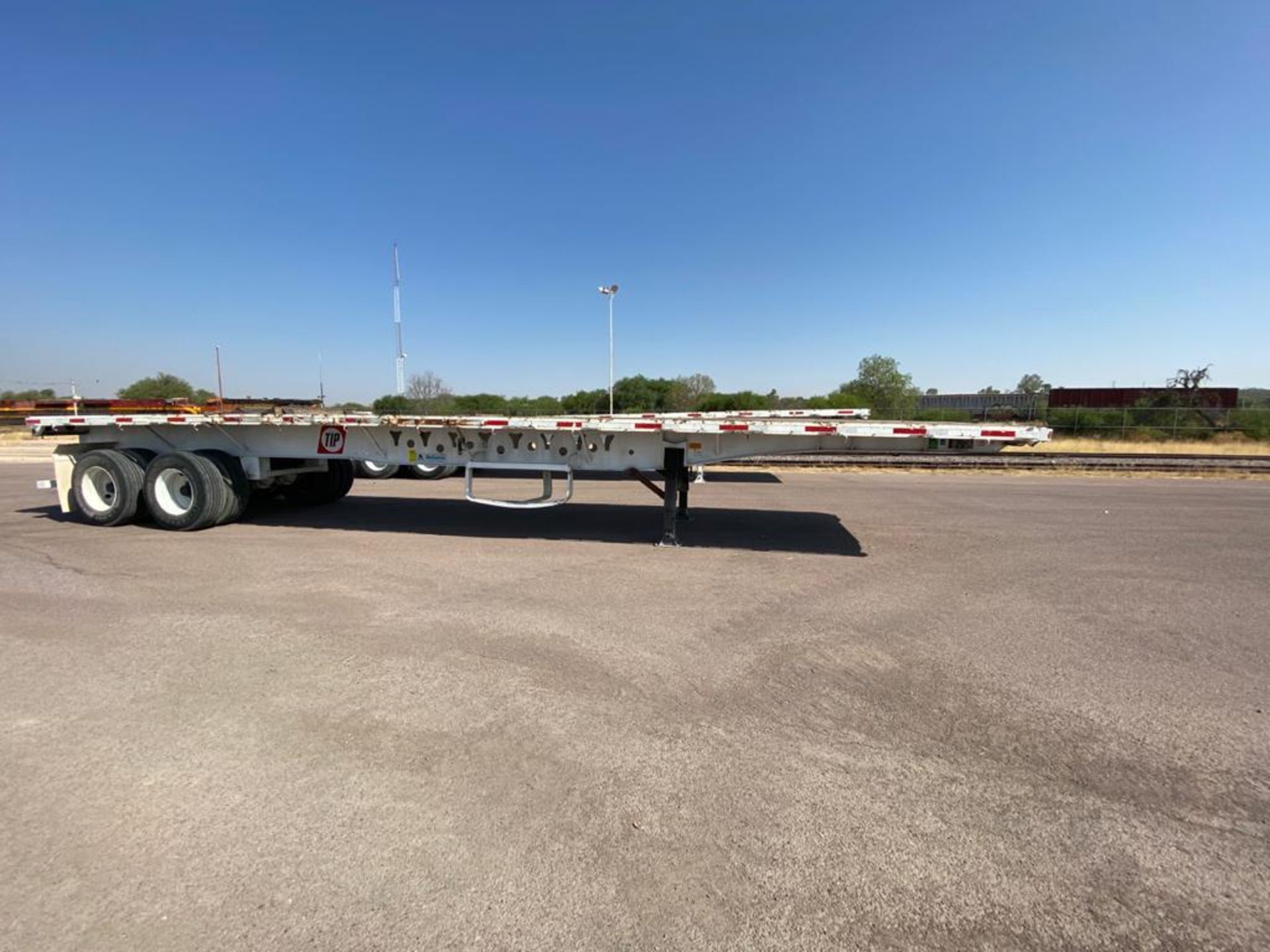 Delucio of 2 axles Flatbed Trailer, 8 wheels, Air suspension - Image 3 of 34