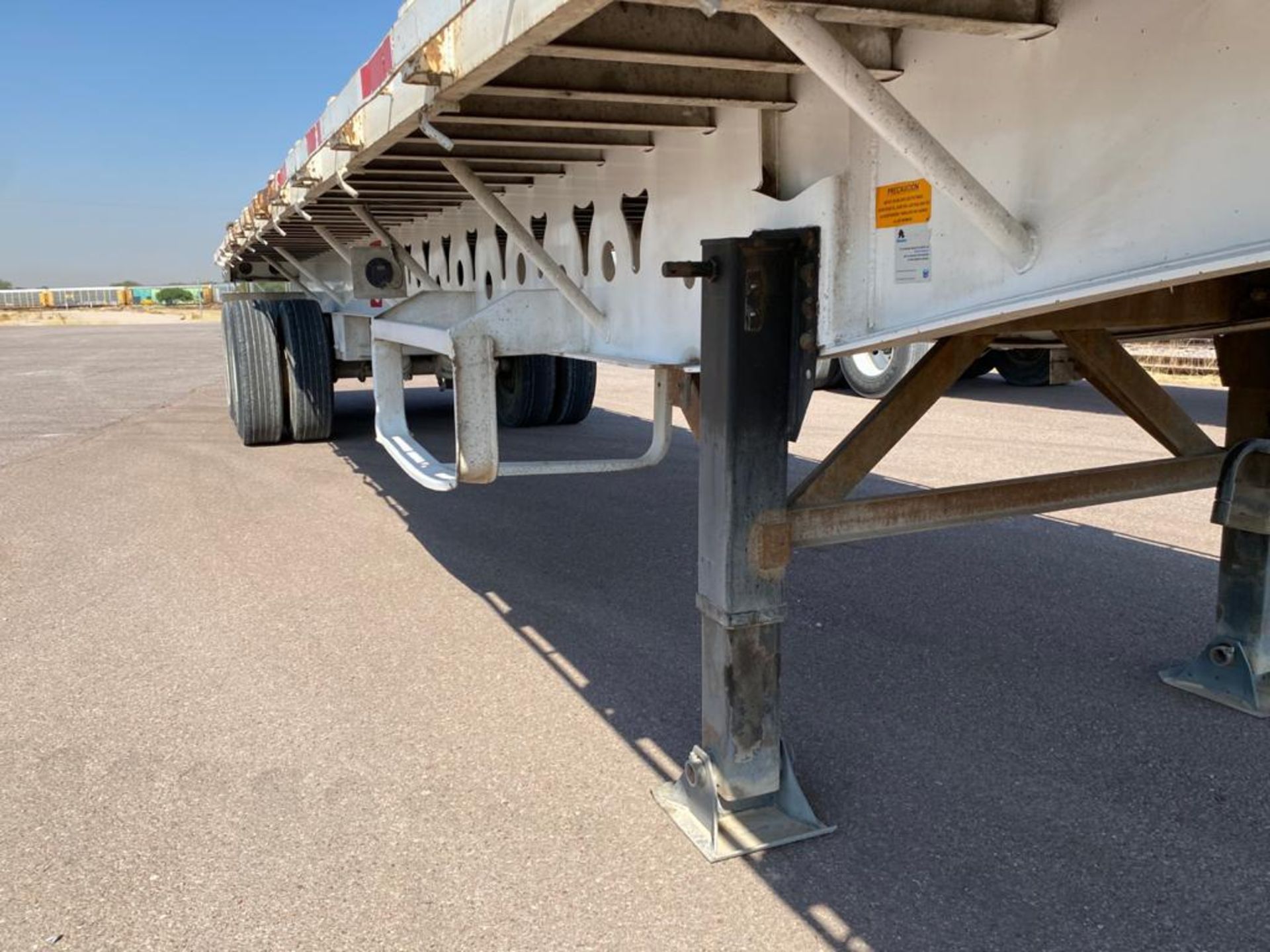 Delucio of 2 axles Flatbed Trailer, 8 wheels, Air suspension - Image 11 of 34